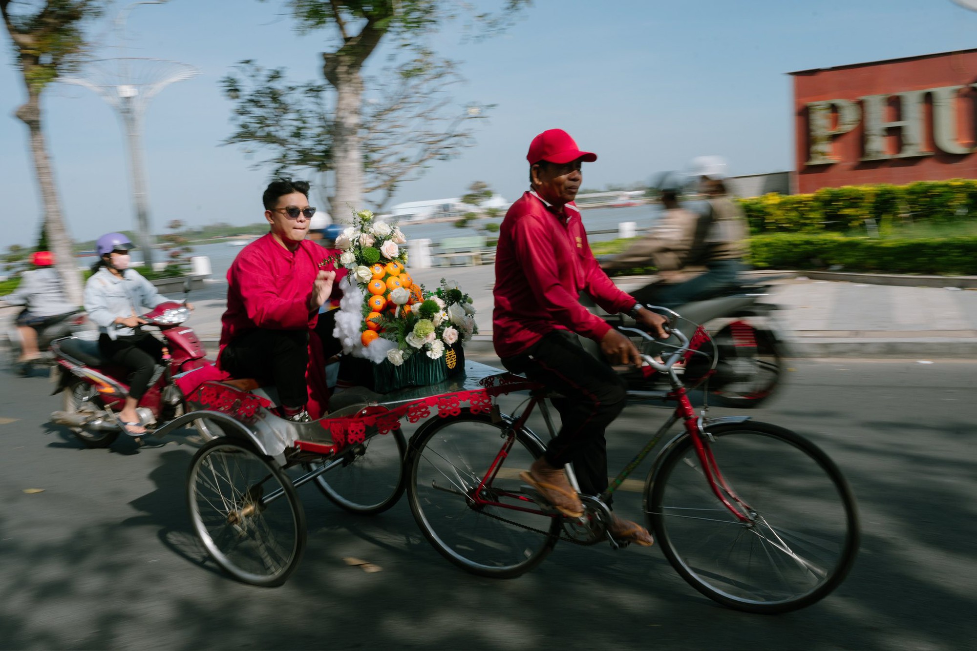 Rước dâu Độc lạ bằng xe lôi ở miền Tây: Đám cưới gây sốt mạng xã hội - Ảnh 2. Rước dâu Độc lạ bằng xe lôi ở miền Tây: Đám cưới gây sốt mạng xã hội - Ảnh 2.