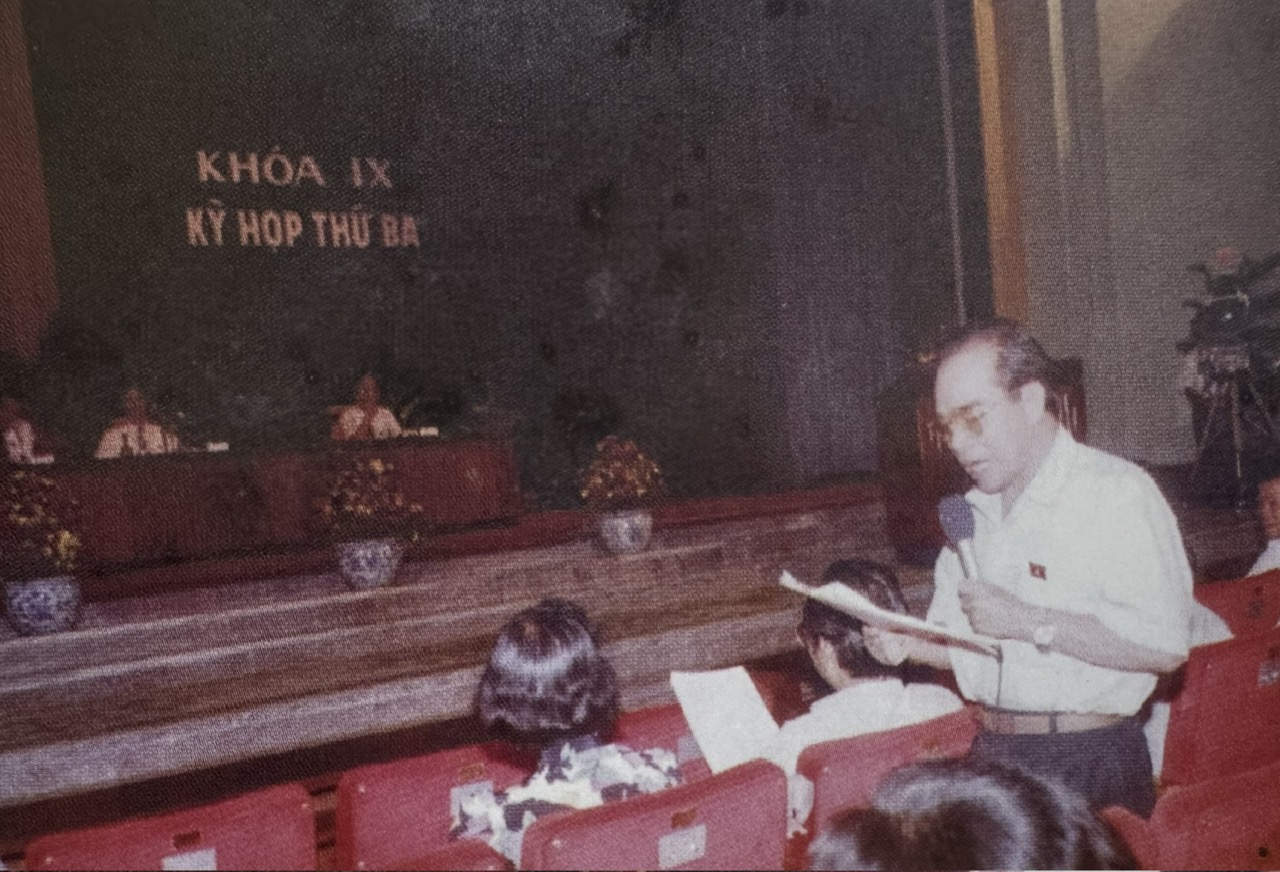 B&aacute;c sĩ Y Ng&ocirc;ng Ni&ecirc; Kđăm - Kỷ lục 51 năm l&agrave;m đại biểu Quốc hội- Ảnh 1.