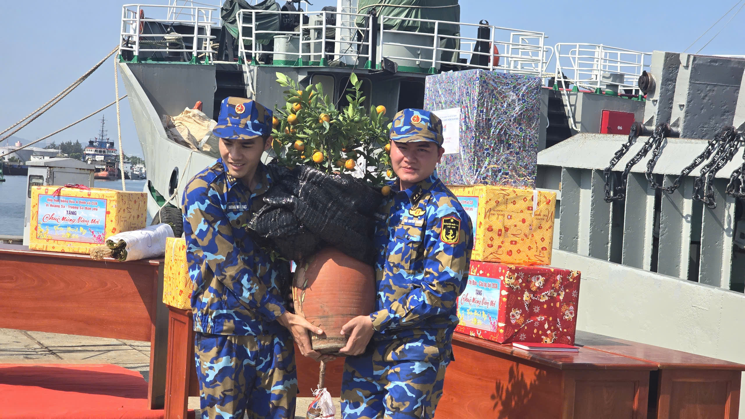 Mang xuân ấm đến nhà giàn DK1 và thềm lục địa phía nam Tổ quốc- Ảnh 10.