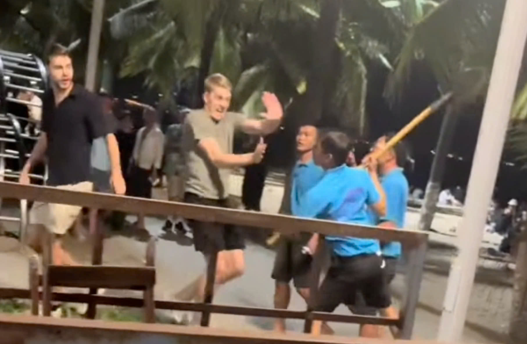 Quán bar trên bãi biển Nha Trang hoạt động hơn 10 năm không phép- Ảnh 1.