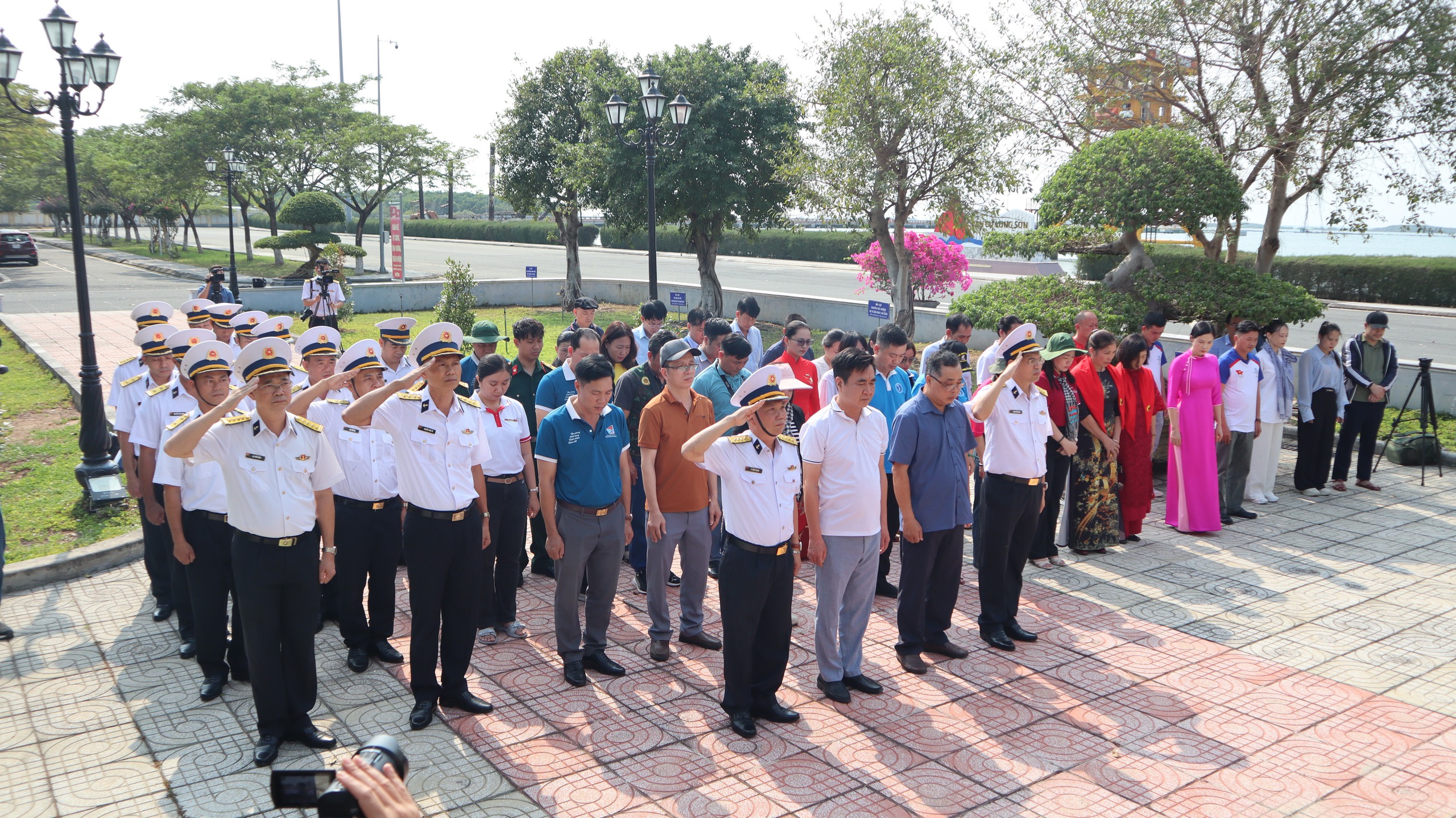 Mang xuân ấm đến nhà giàn DK1 và thềm lục địa phía nam Tổ quốc- Ảnh 8.