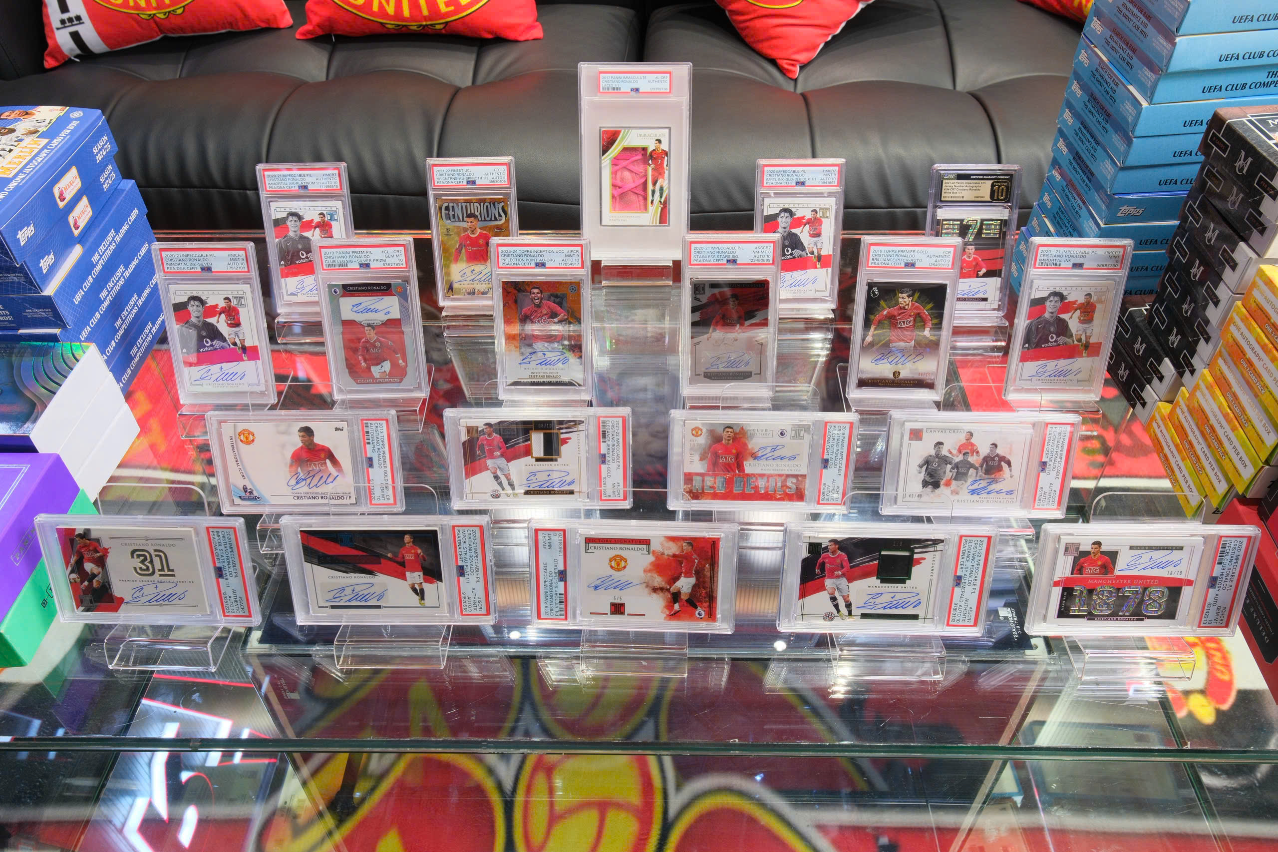 Chàng trai Hà Nội sở hữu 19 thẻ chữ ký Cristiano Ronaldo độc nhất Việt Nam - Ảnh 4.