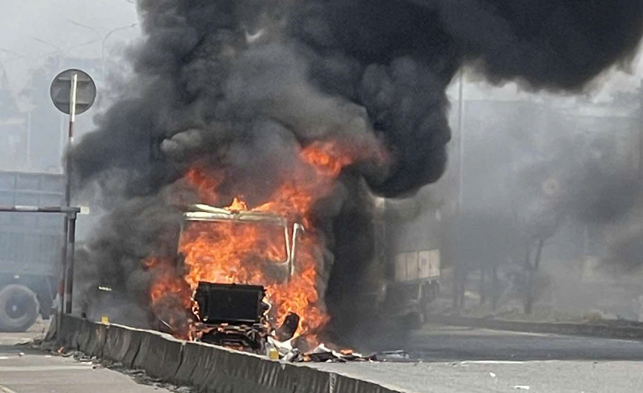 Xe đầu kéo bốc cháy dữ dội trên quốc lộ 51 ở Đồng Nai- Ảnh 1.