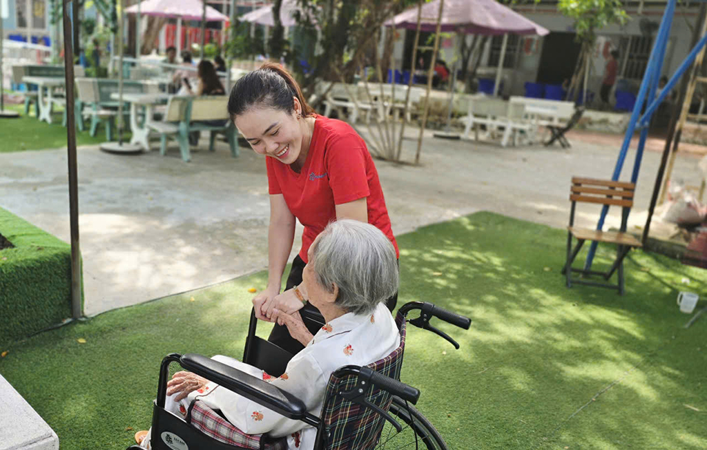 Nương tựa người dưng: Chăm sóc người cao tuổi tại viện dưỡng lão - Ảnh 1.