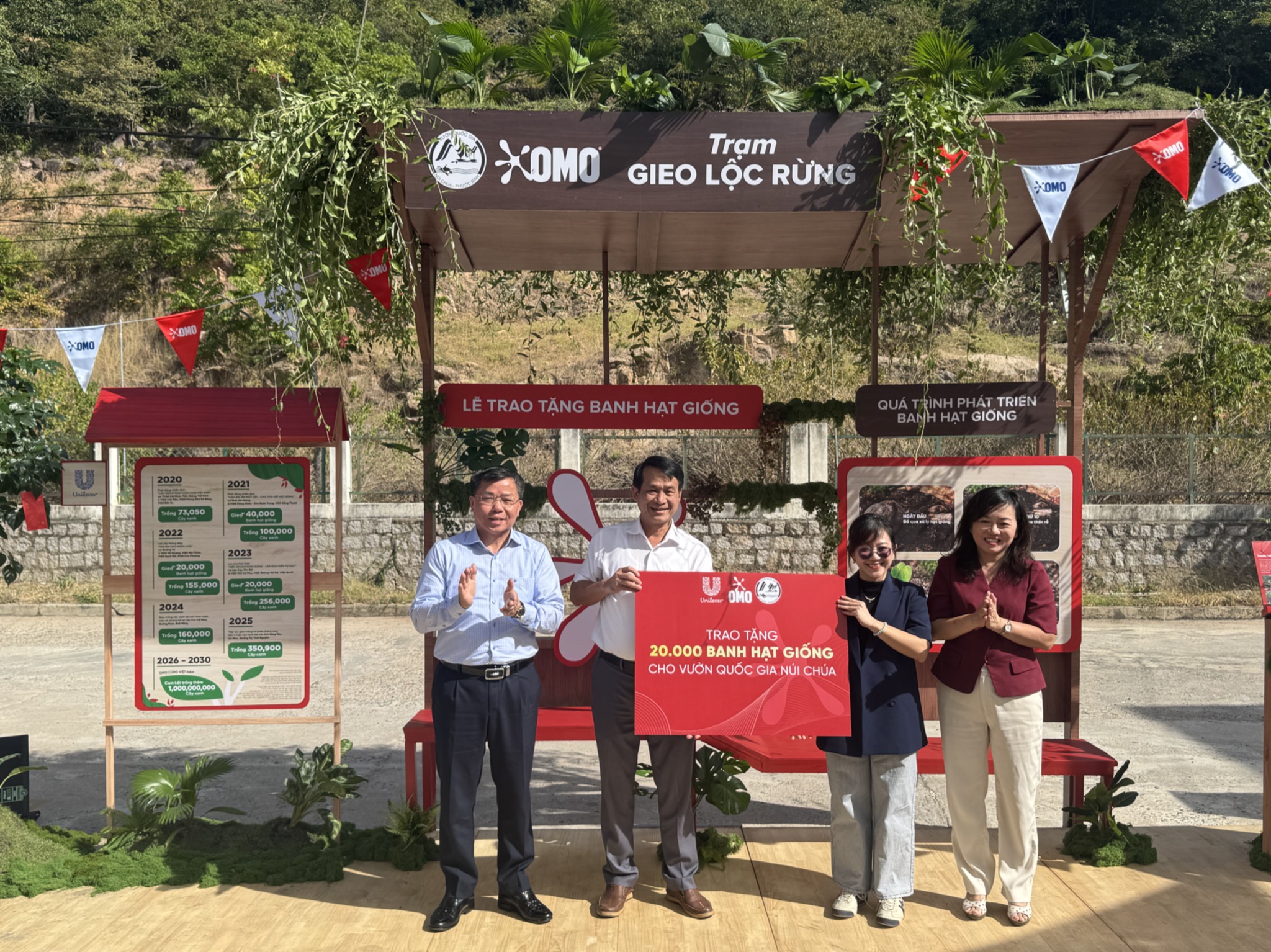 Cận cảnh máy bay không người lái thả hạt giống trồng rừng- Ảnh 1.