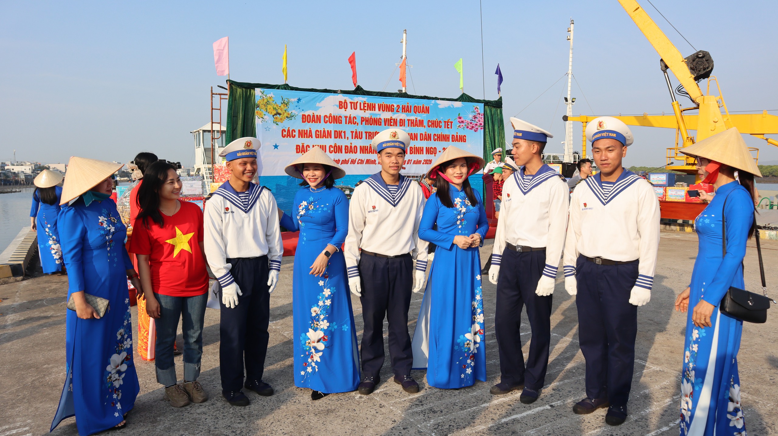 Mang xuân ấm đến nhà giàn DK1 và thềm lục địa phía nam Tổ quốc- Ảnh 6.