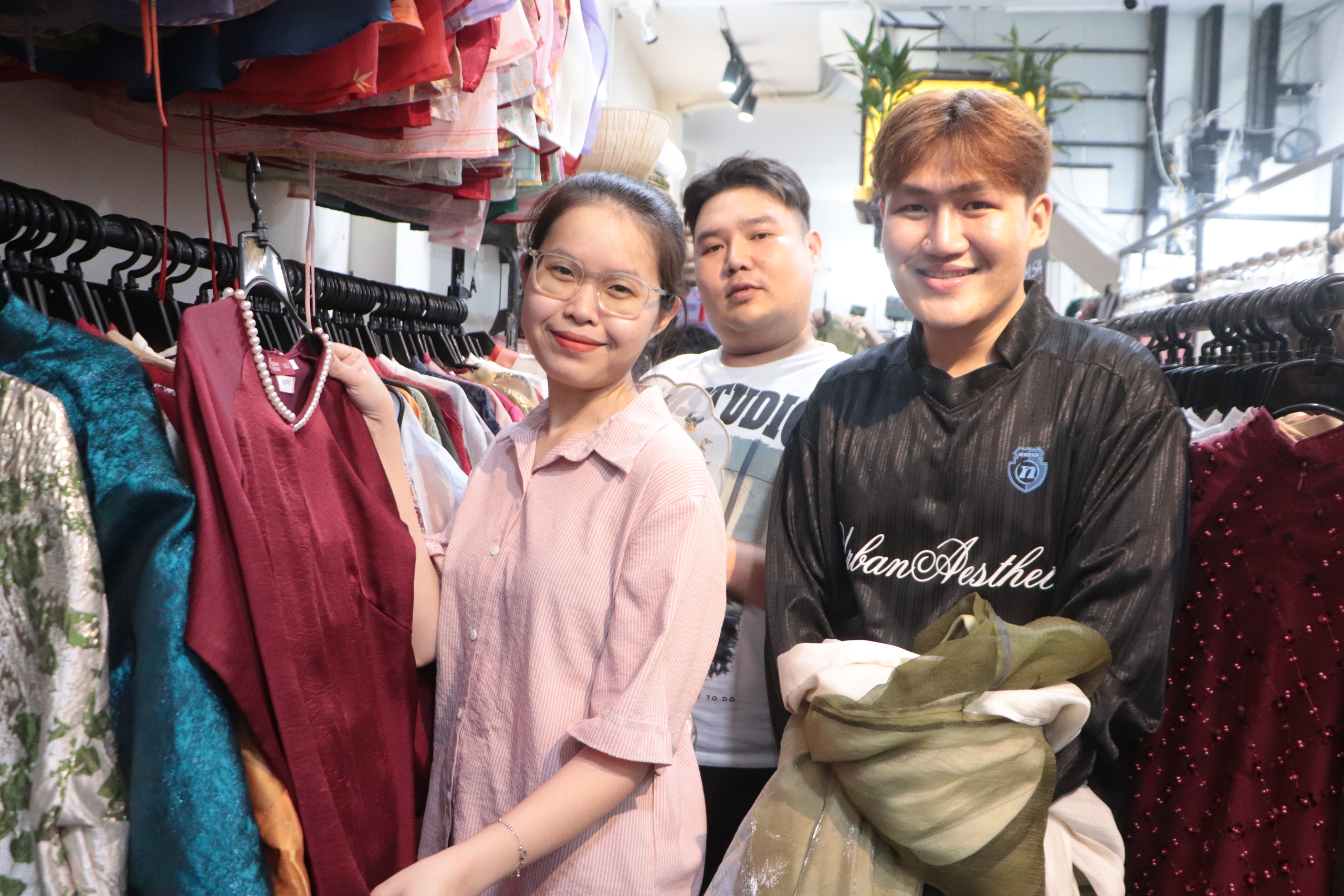 TP.HCM: Nhiều bạn trẻ xếp hàng chờ thuê áo dài chụp ảnh tết - Ảnh 1.