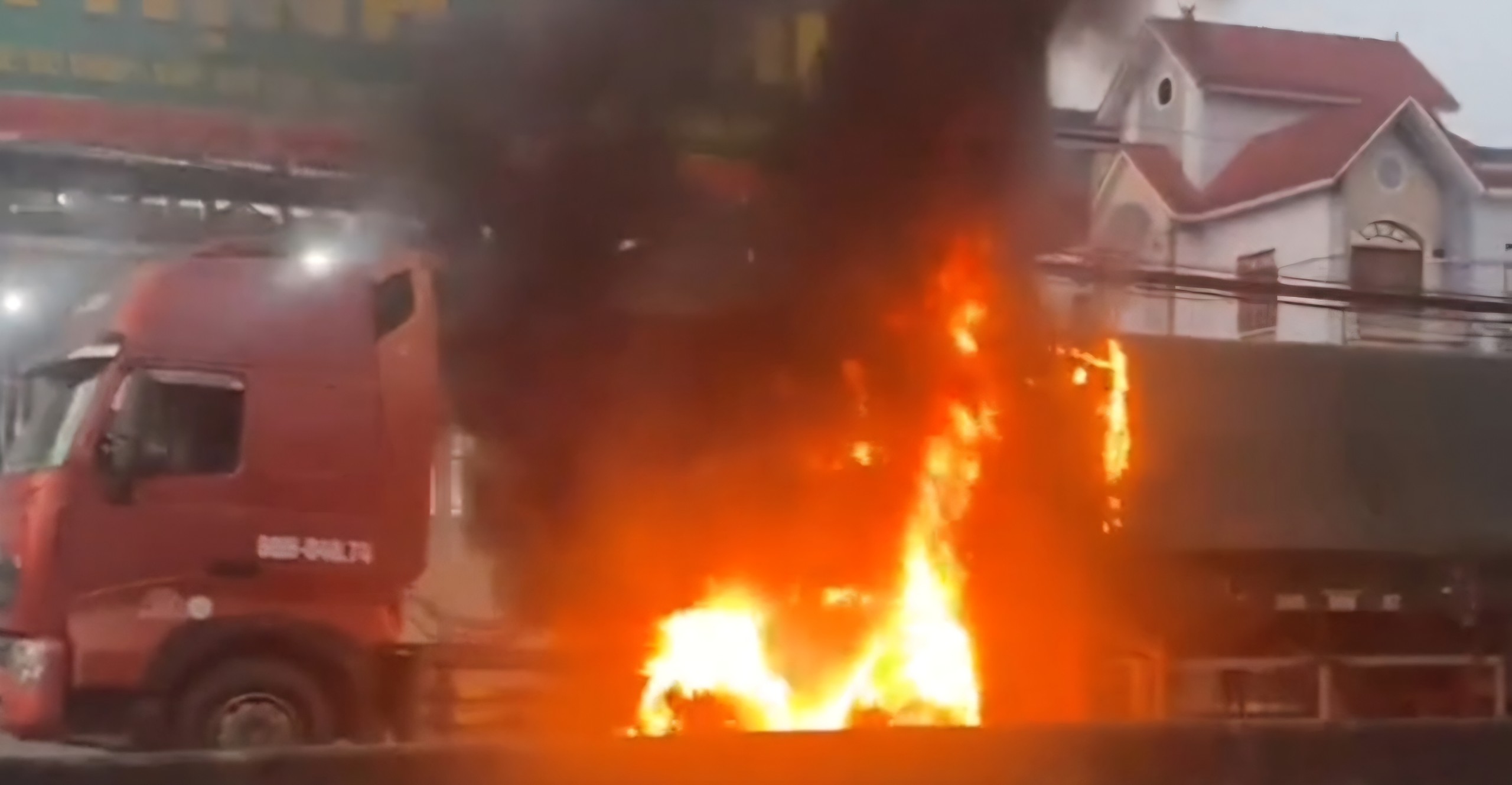 Đồng Tháp: Xe đầu kéo bốc cháy dữ dội trên quốc lộ 1- Ảnh 1.