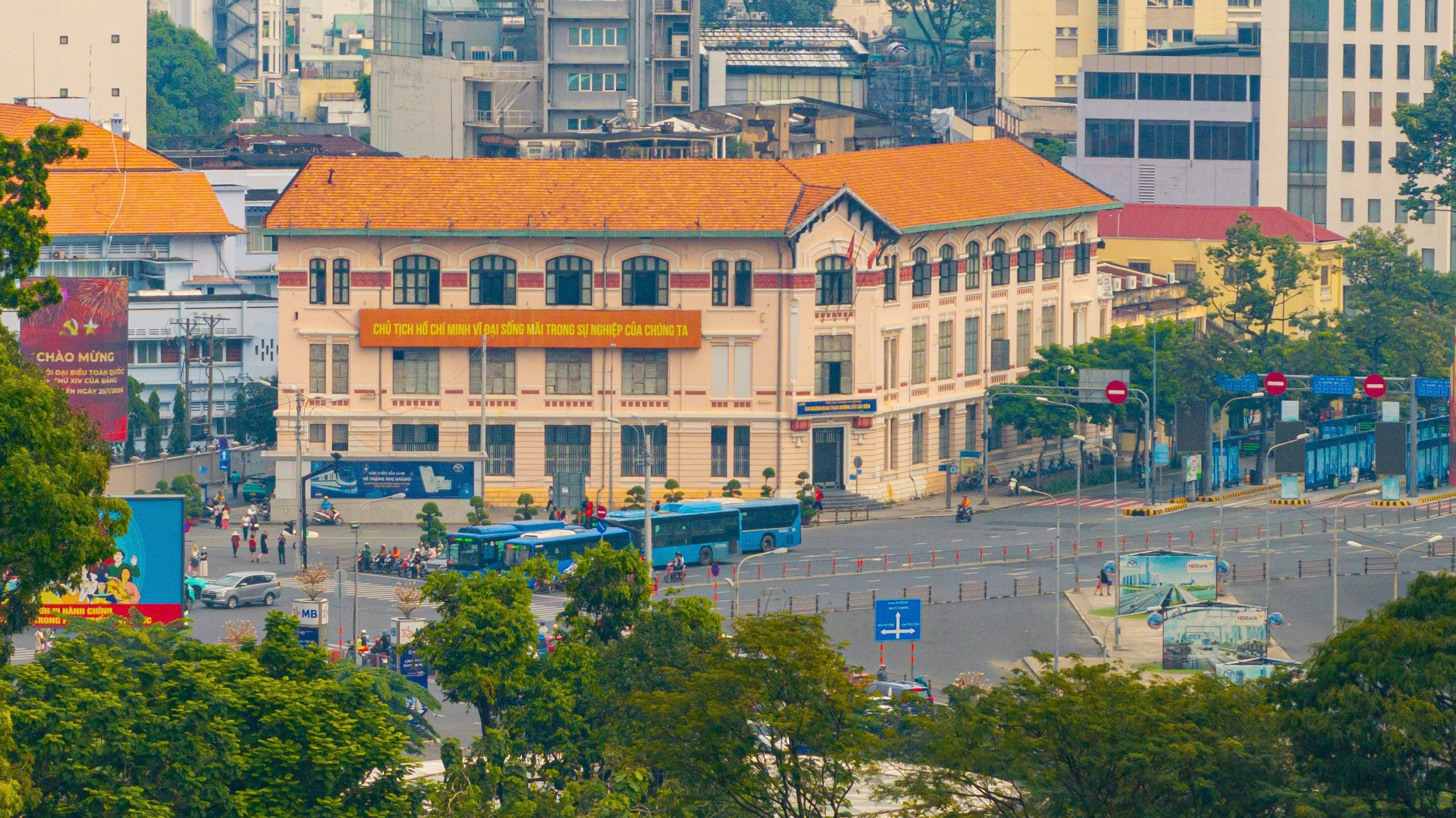 Tòa nhà cổ 111 năm tuổi gần chợ Bến Thành ở TP.HCM có gì đặc biệt?- Ảnh 1.