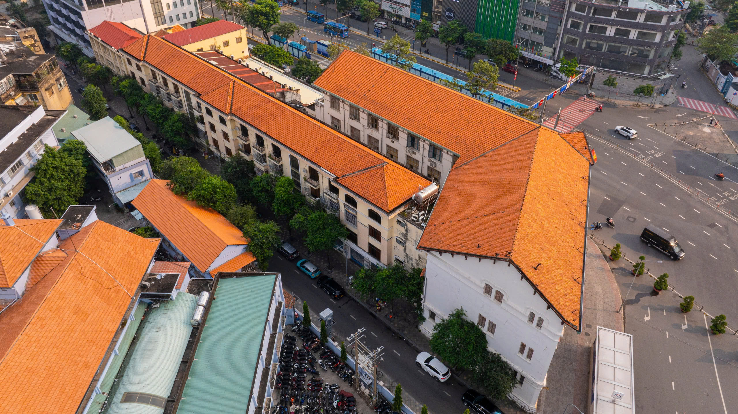 Tòa nhà cổ 111 năm tuổi gần chợ Bến Thành ở TP.HCM có gì đặc biệt?- Ảnh 8.