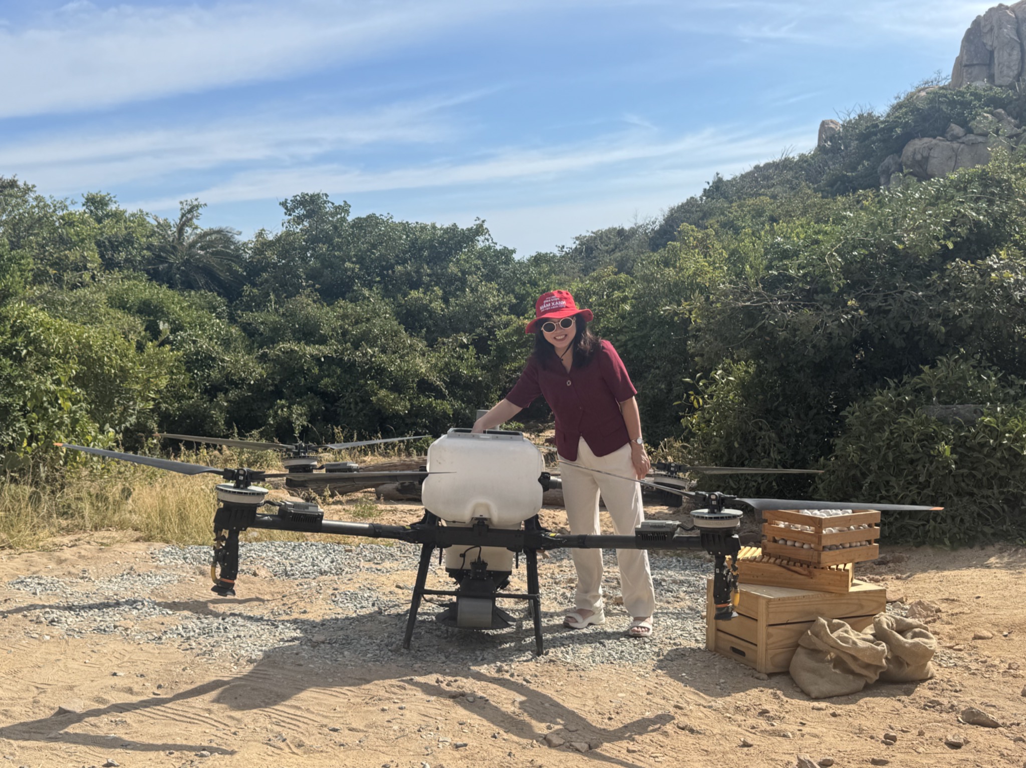 Cận cảnh máy bay không người lái thả hạt giống trồng rừng- Ảnh 5.