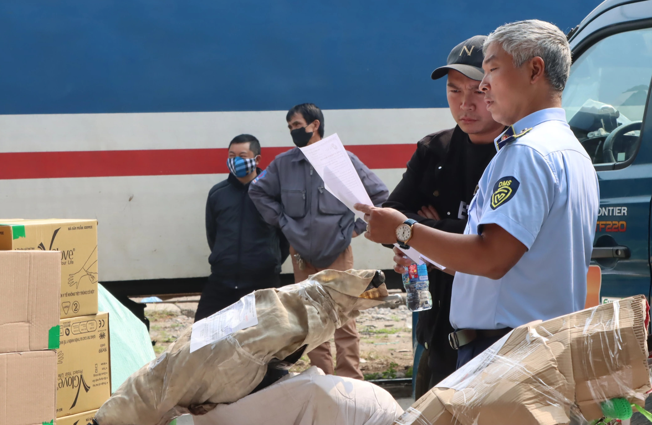 Bắt lô hàng 500 triệu nghi nhập lậu tại ga Hà Nội - Ảnh 1.