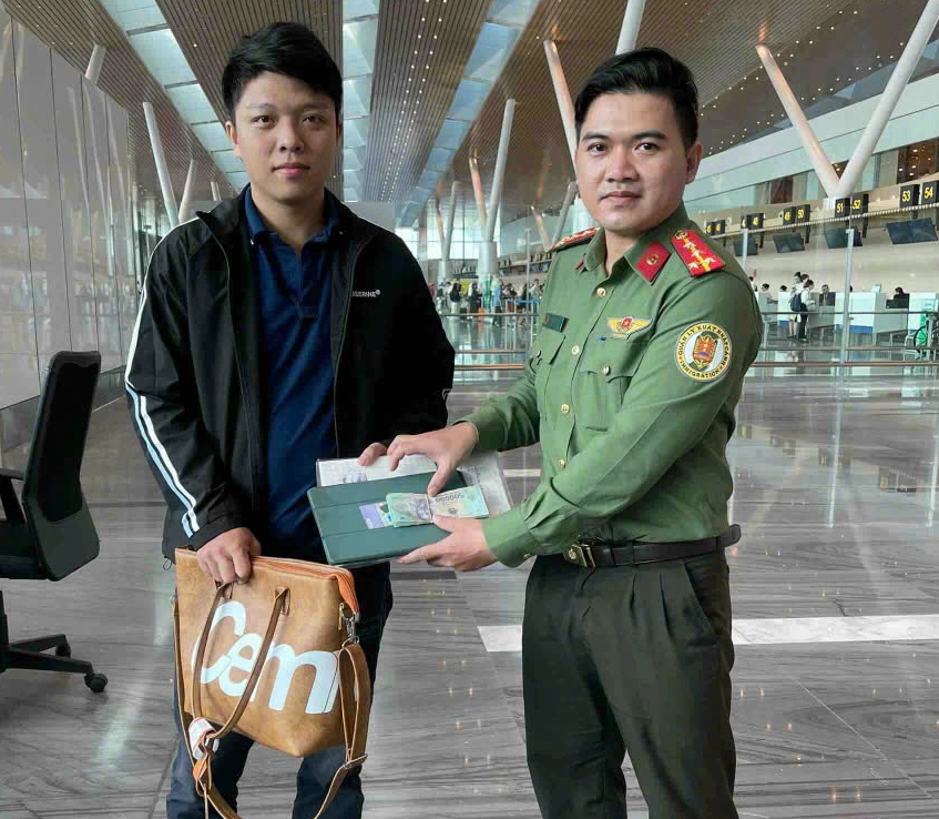 Công an Tân Sơn Nhất trả tài sản hơn 1 tỉ đồng cho nhiều khách làm rơi - Ảnh 1.