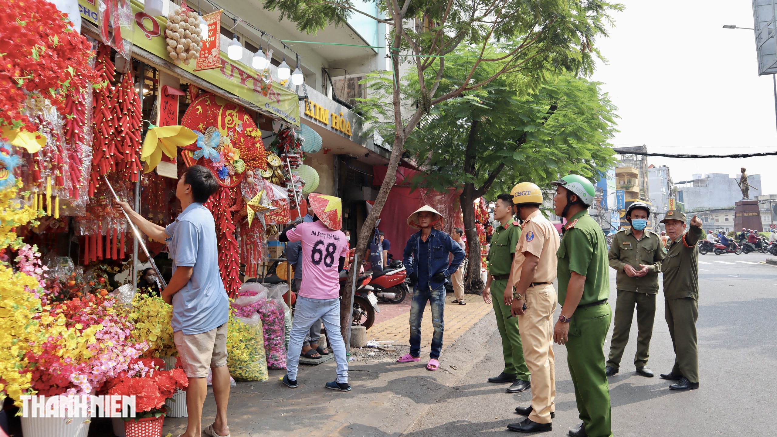 TP.HCM xử l&yacute; lấn chiếm vỉa h&egrave;: Cửa h&agrave;ng khu Chợ Lớn thu dọn bất ngờ - Ảnh 2.