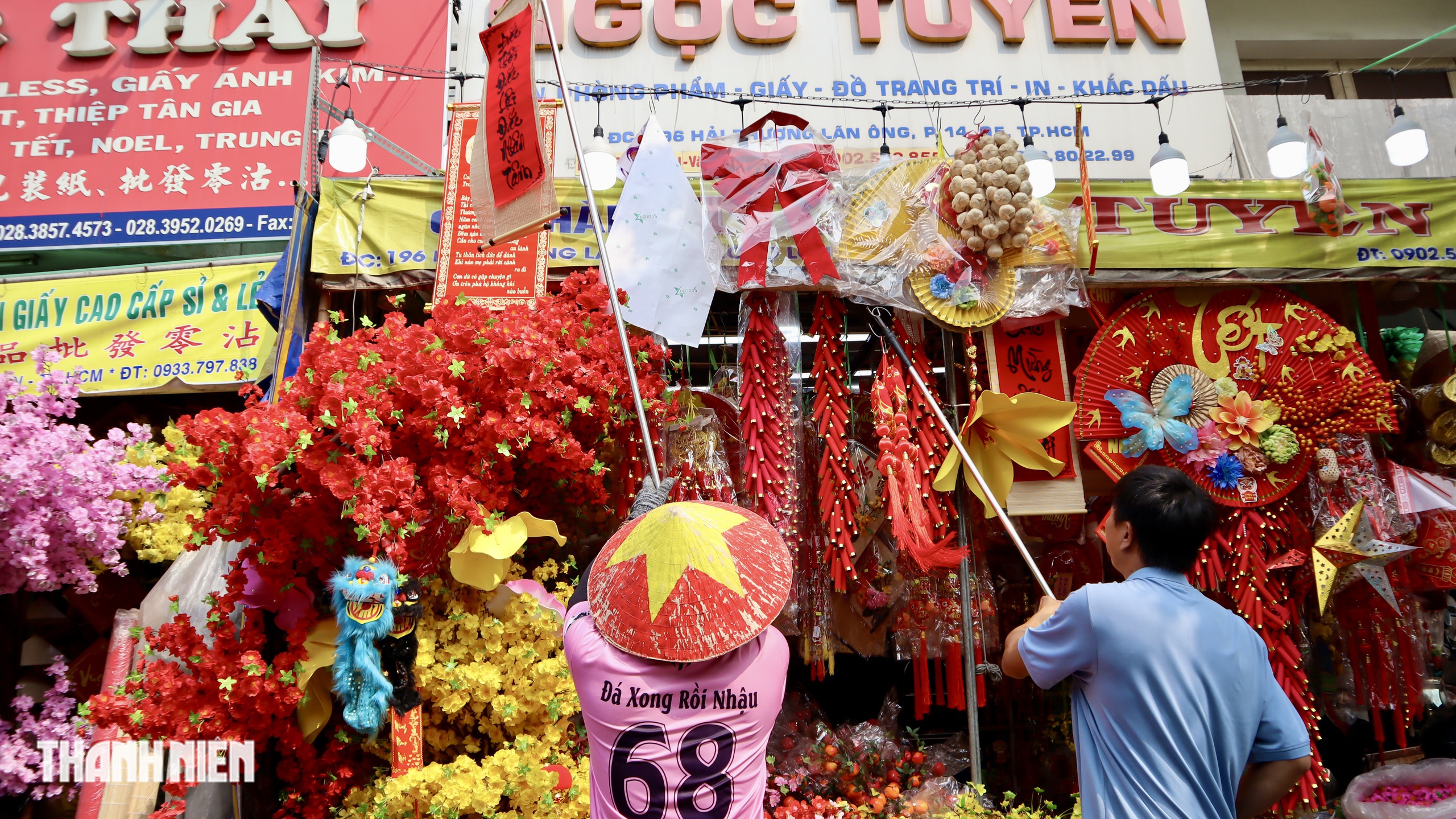 TP.HCM xử l&yacute; lấn chiếm vỉa h&egrave;: Cửa h&agrave;ng khu Chợ Lớn thu dọn bất ngờ - Ảnh 9.