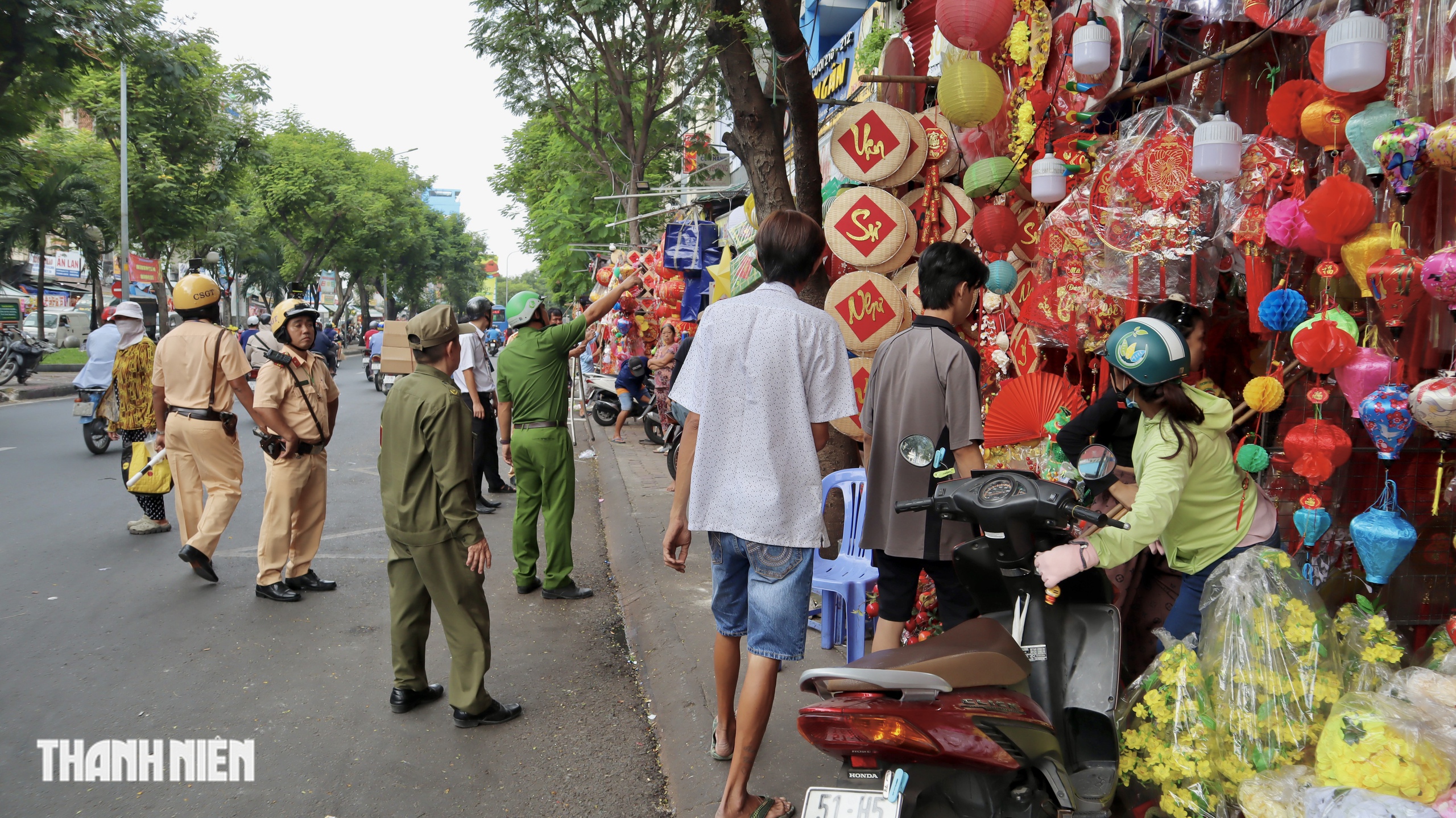 TP.HCM xử l&yacute; lấn chiếm vỉa h&egrave;: Cửa h&agrave;ng khu Chợ Lớn thu dọn bất ngờ - Ảnh 6.