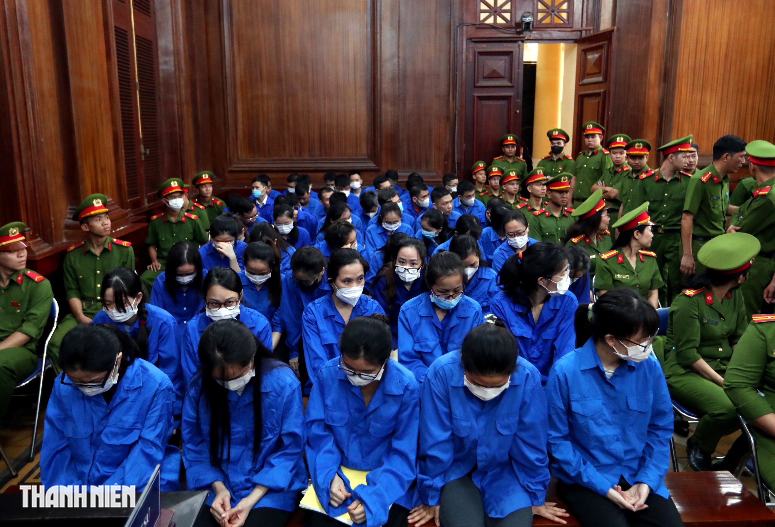 Phiên tòa 100 bị cáo vụ cấp phiếu thử nghiệm giả chật kín phòng xử - Ảnh 4.