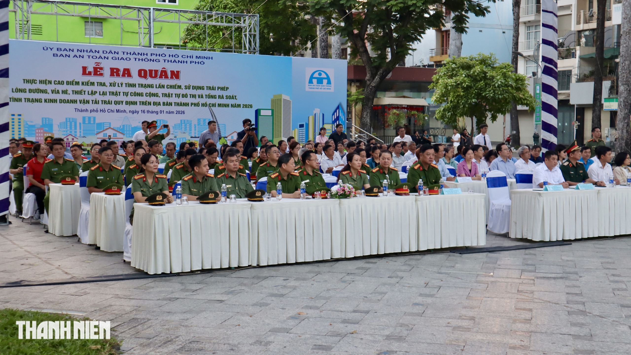 TP.HCM ra quân dẹp lấn chiếm vỉa hè: Không né tránh nhưng bảo đảm nhân văn - Ảnh 3.