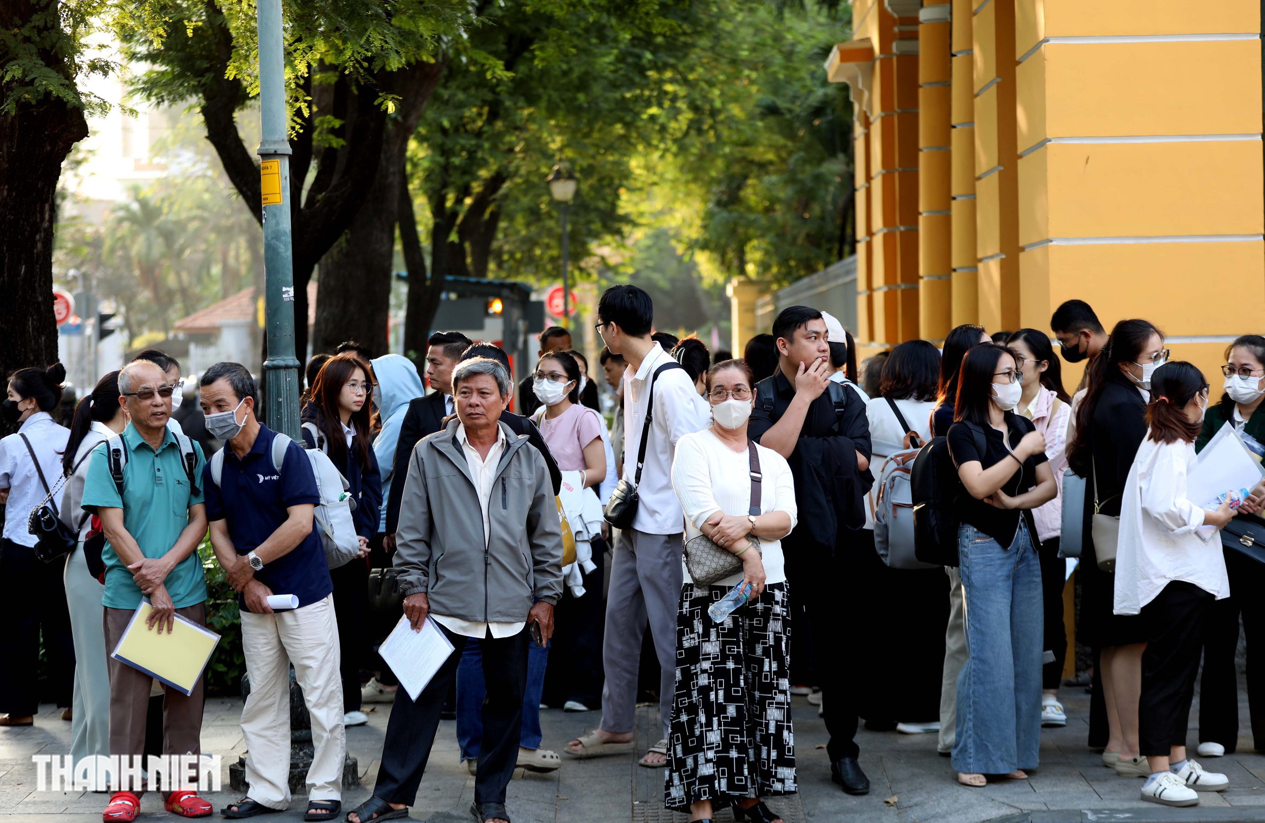 Phiên tòa 100 bị cáo vụ cấp phiếu thử nghiệm giả chật kín phòng xử - Ảnh 11.