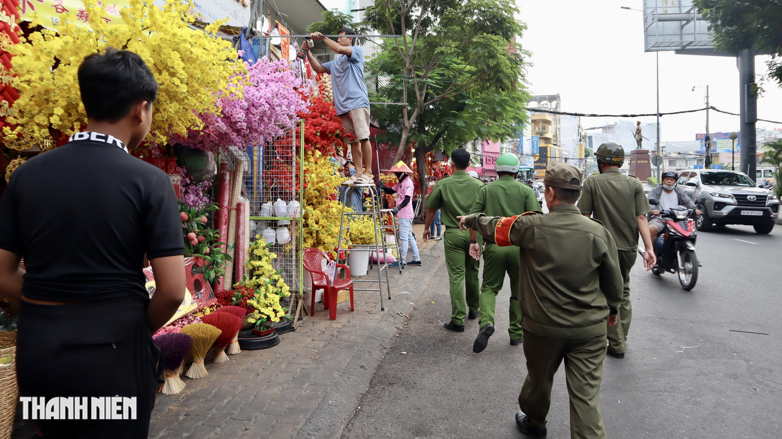 TP.HCM xử l&yacute; lấn chiếm vỉa h&egrave;: Cửa h&agrave;ng khu Chợ Lớn thu dọn bất ngờ - Ảnh 5.