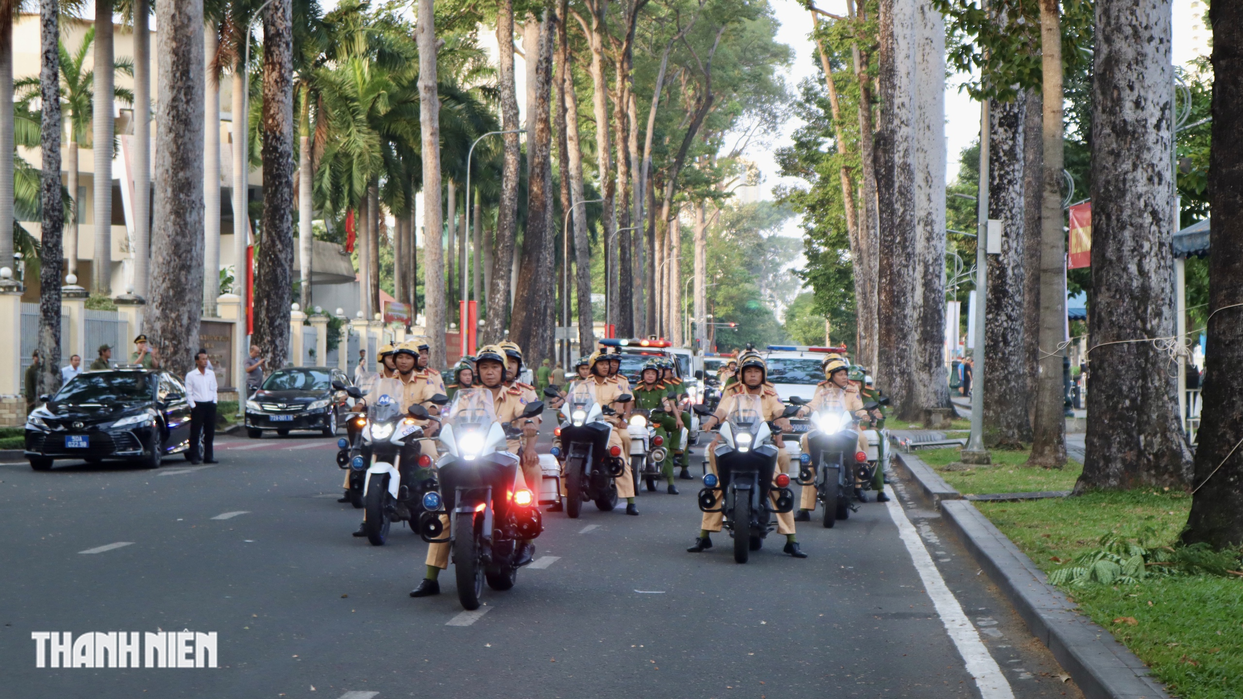 TP.HCM ra quân dẹp lấn chiếm vỉa hè: Không né tránh nhưng bảo đảm nhân văn - Ảnh 6.