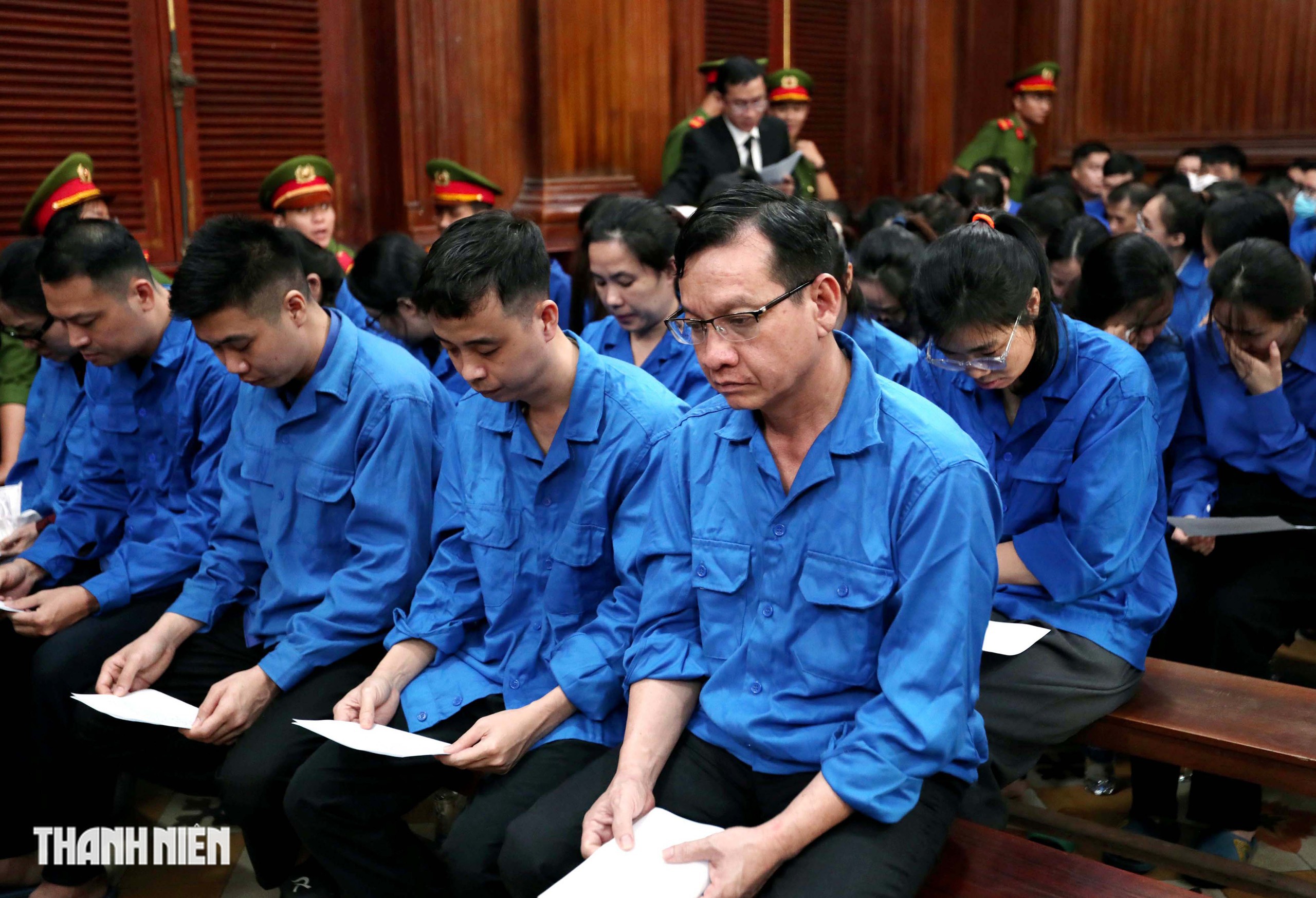Phiên tòa 100 bị cáo vụ cấp phiếu thử nghiệm giả chật kín phòng xử - Ảnh 3.