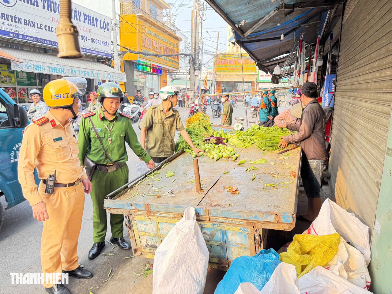 TP.HCM xử l&yacute; lấn chiếm vỉa h&egrave;: Cửa h&agrave;ng khu Chợ Lớn thu dọn bất ngờ - Ảnh 12.
