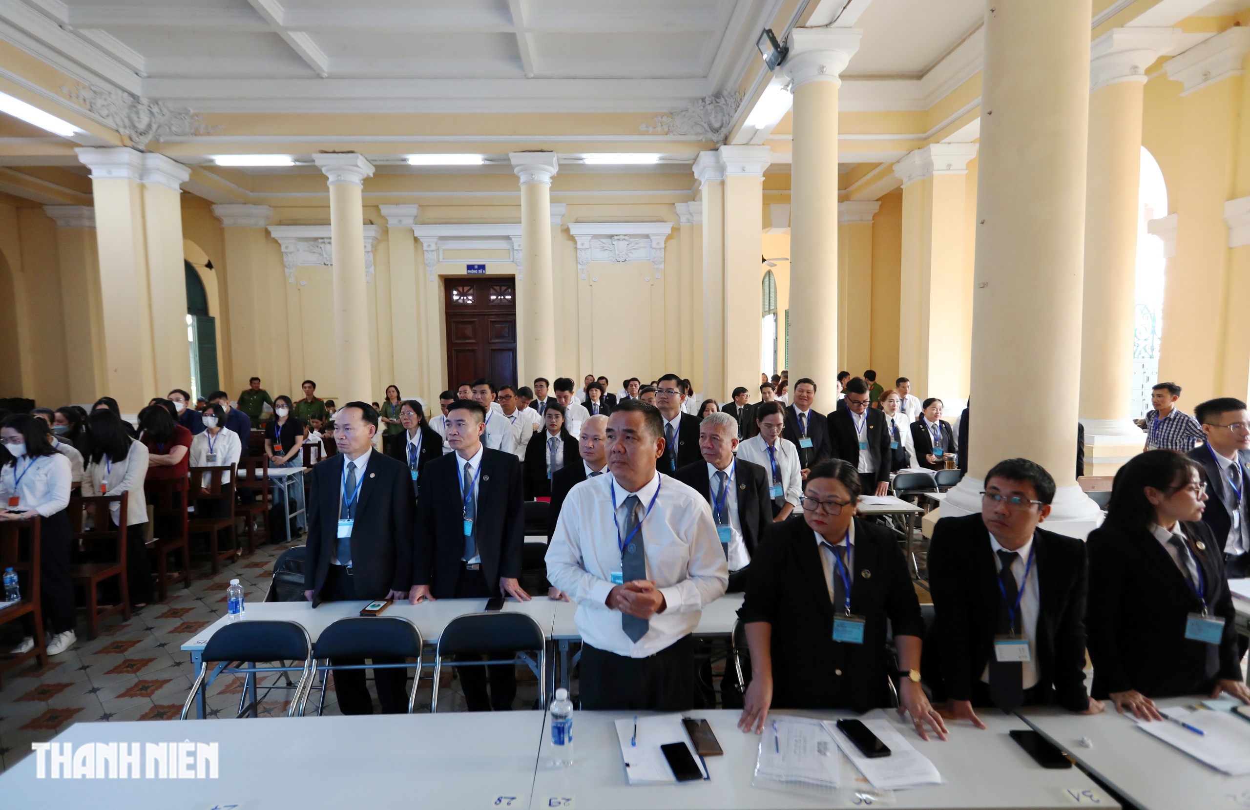 Phiên tòa 100 bị cáo vụ cấp phiếu thử nghiệm giả chật kín phòng xử - Ảnh 10.