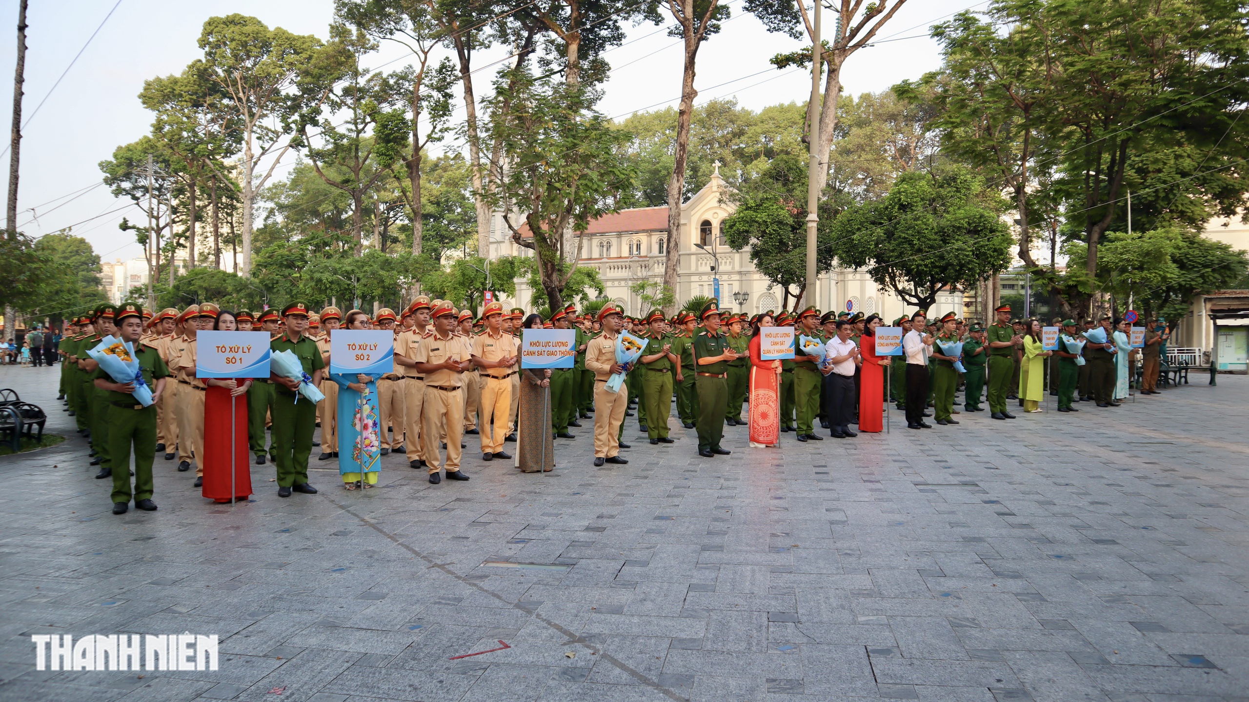 TP.HCM ra quân dẹp lấn chiếm vỉa hè: Không né tránh nhưng bảo đảm nhân văn - Ảnh 4.