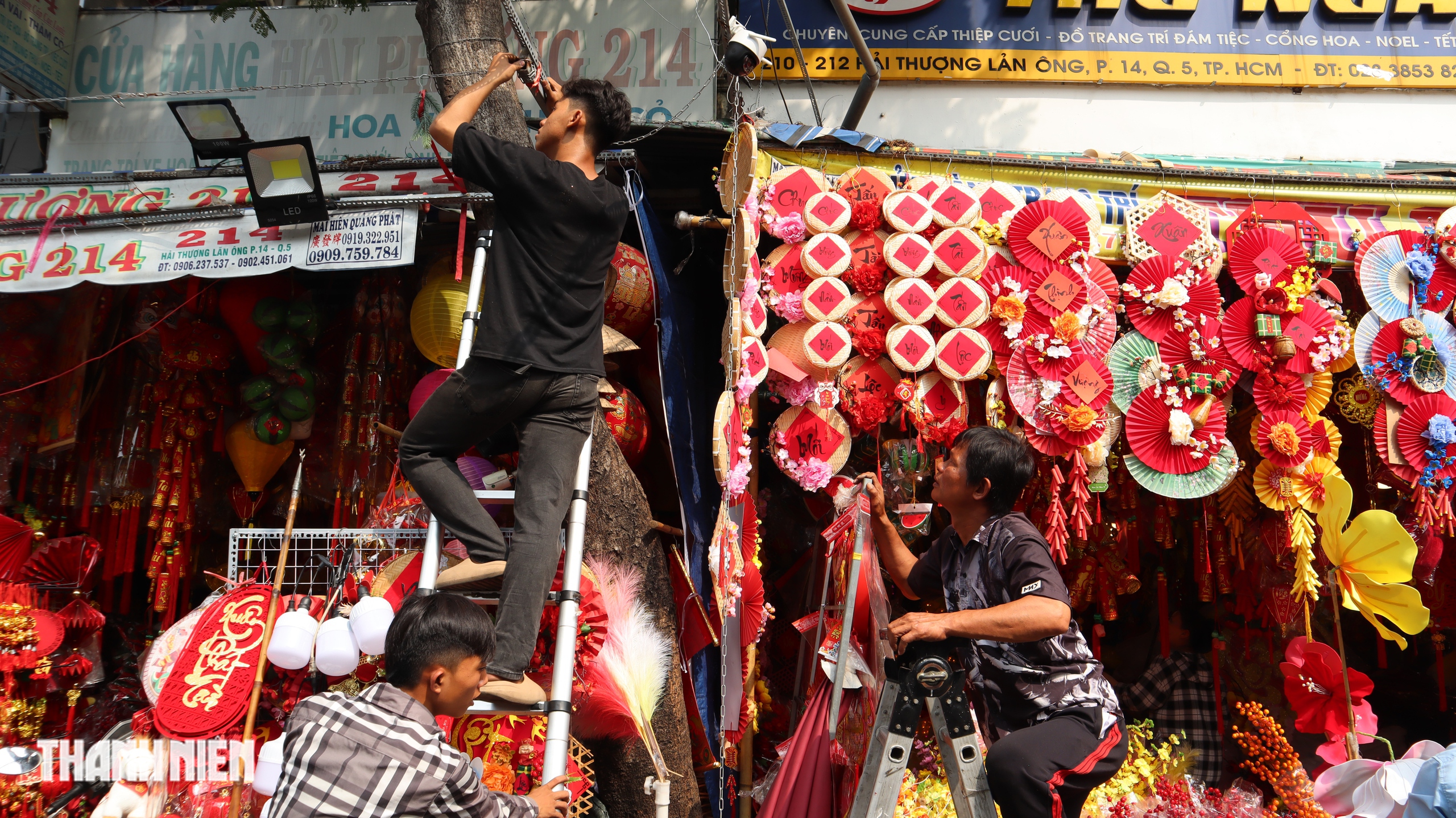 TP.HCM xử l&yacute; lấn chiếm vỉa h&egrave;: Cửa h&agrave;ng khu Chợ Lớn thu dọn bất ngờ - Ảnh 3.