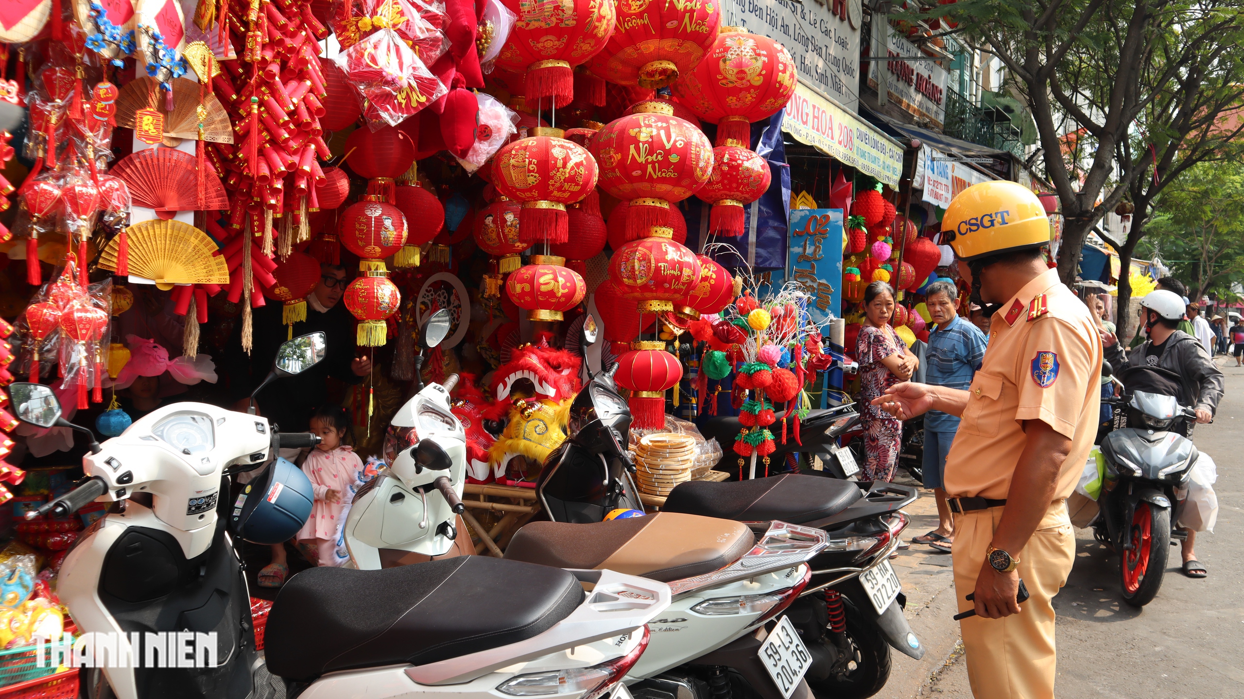 TP.HCM xử l&yacute; lấn chiếm vỉa h&egrave;: Cửa h&agrave;ng khu Chợ Lớn thu dọn bất ngờ - Ảnh 8.