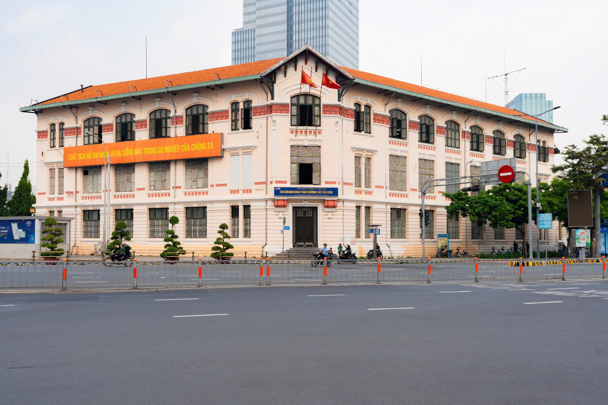 Tòa nhà cổ 111 năm tuổi gần chợ Bến Thành ở TP.HCM có gì đặc biệt?- Ảnh 2.