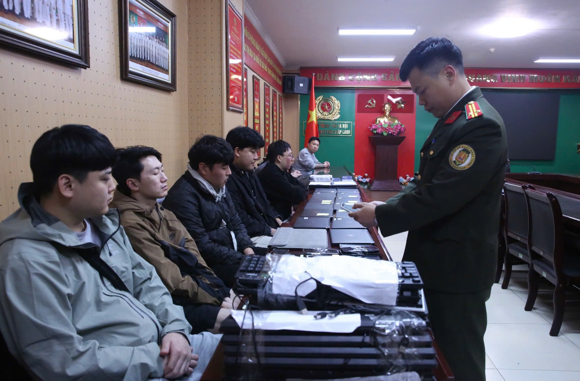 2 người Trung Quốc điều hành 7 người Hàn Quốc lừa đảo qua mạng- Ảnh 1.