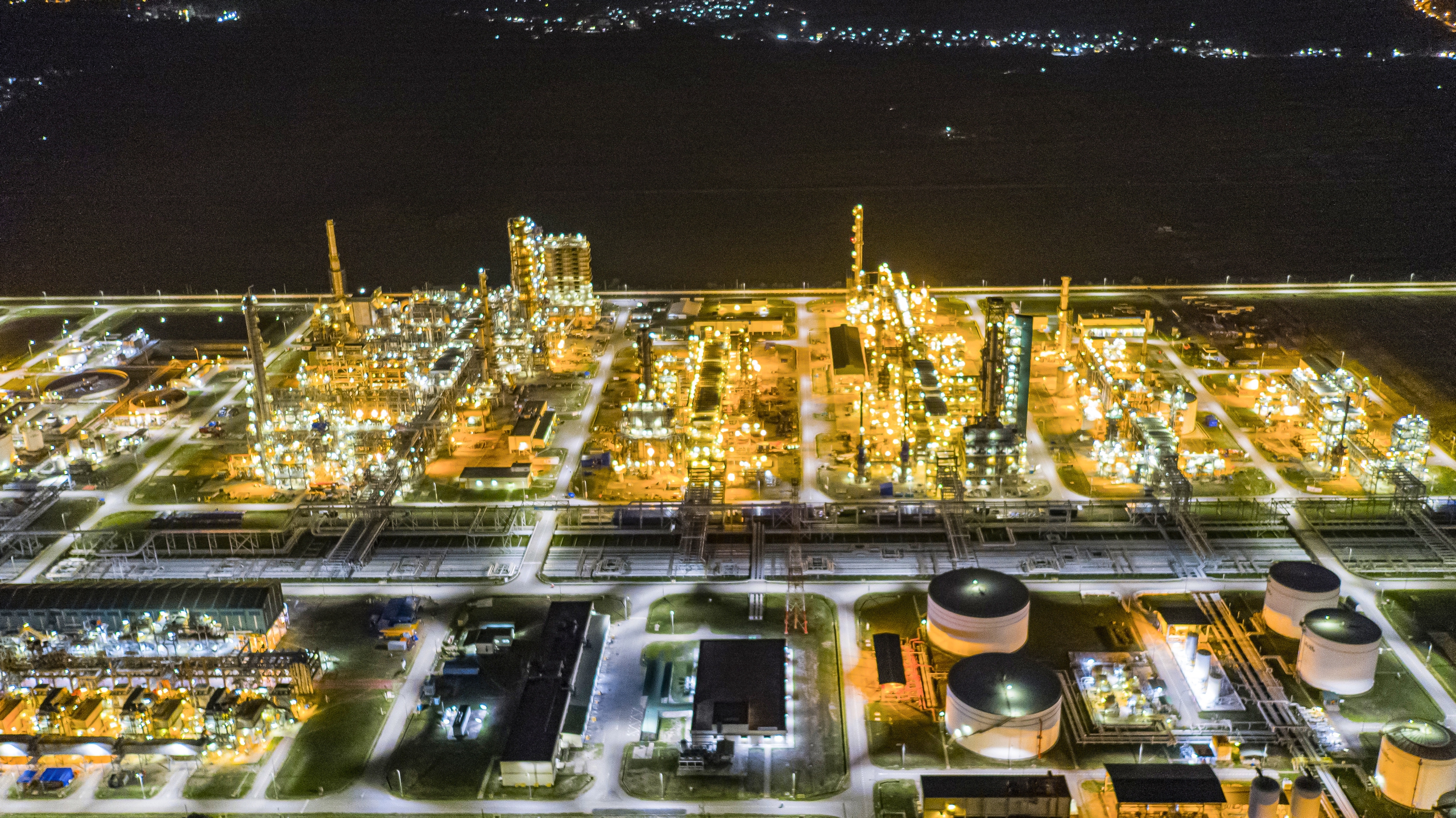 Đề xuất đầu tư dự án cảng, trạm và kho LNG Dung Quất gần 3.800 tỉ đồng- Ảnh 1.