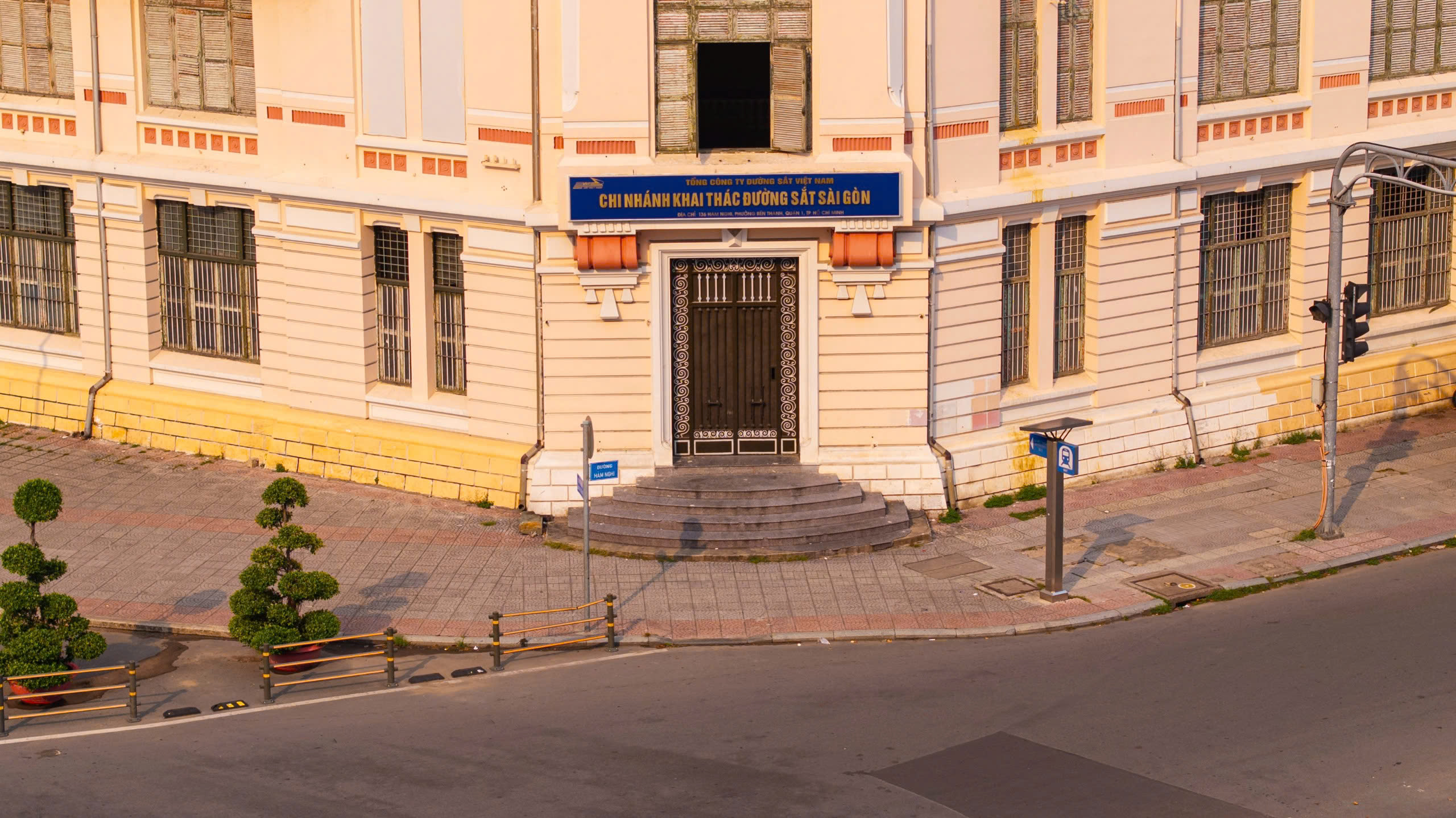 Tòa nhà cổ 111 năm tuổi gần chợ Bến Thành ở TP.HCM có gì đặc biệt?- Ảnh 10.