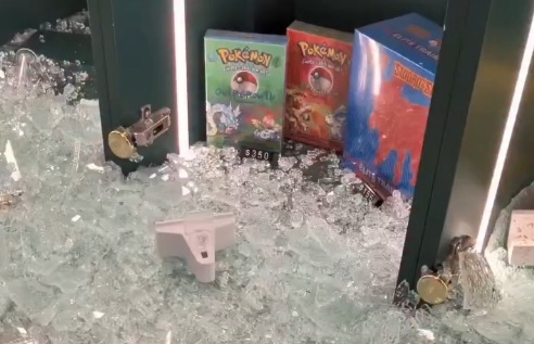 Trộm cửa h&agrave;ng thẻ b&agrave;i Pokemon tại Mỹ, cướp số h&agrave;ng hơn 2 tỉ đồng - Ảnh 1.