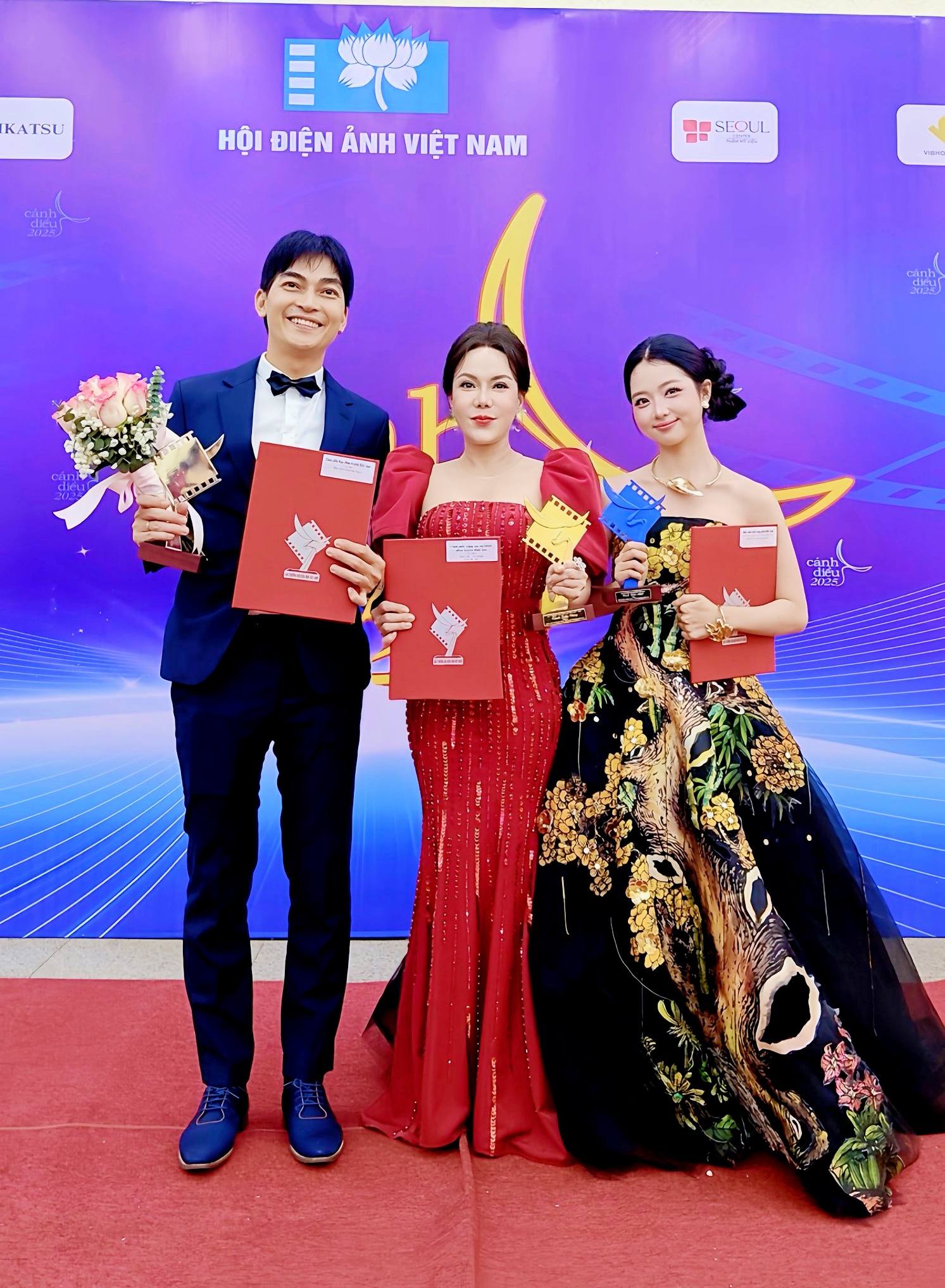 Việt Hương nhận liên tiếp 3 giải thưởng, tiết lộ về ‘hậu phương’ vững chắc- Ảnh 2.