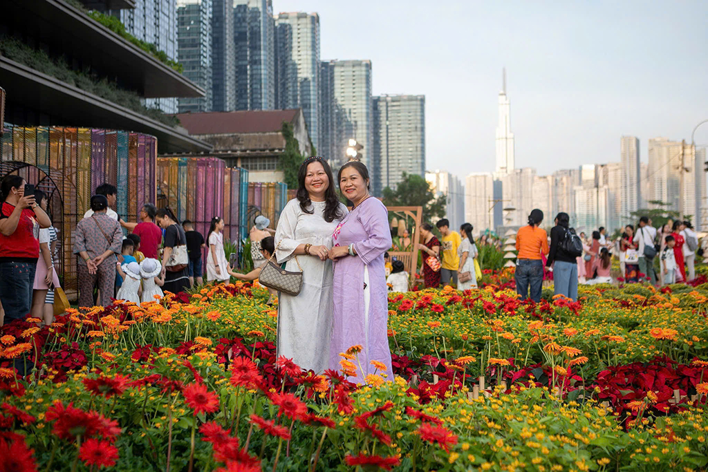 Phố phường TP.HCM rực rỡ sắc xuân- Ảnh 1.