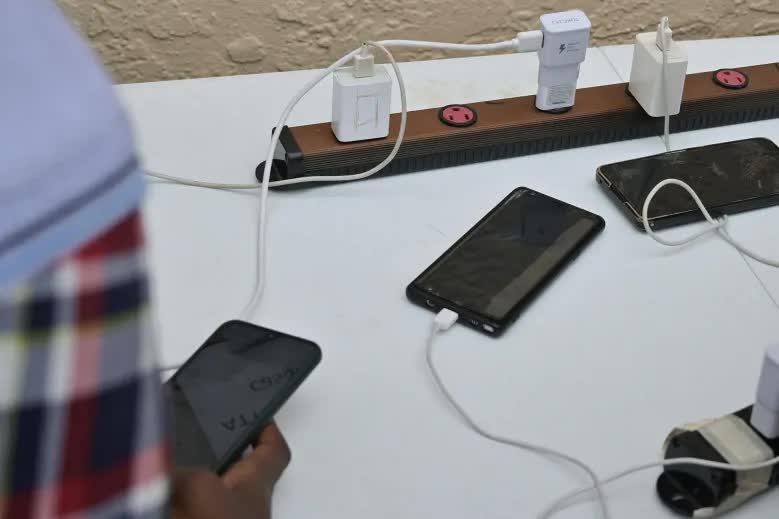 Smartphone dùng vẫn ổn nhưng hễ cắm sạc là chậm là vì sao? - Ảnh 1.