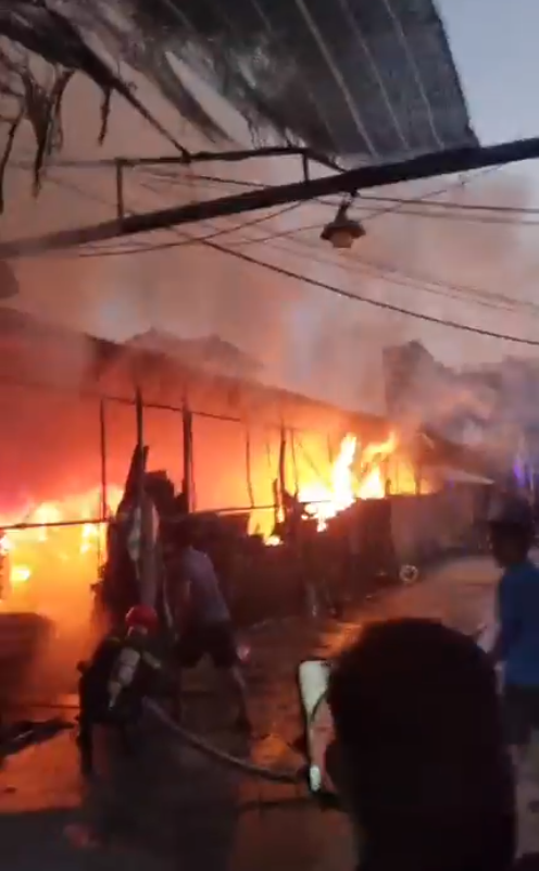 Cháy bãi phế liệu trong hẻm, khu dân cư hoảng loạn- Ảnh 1.