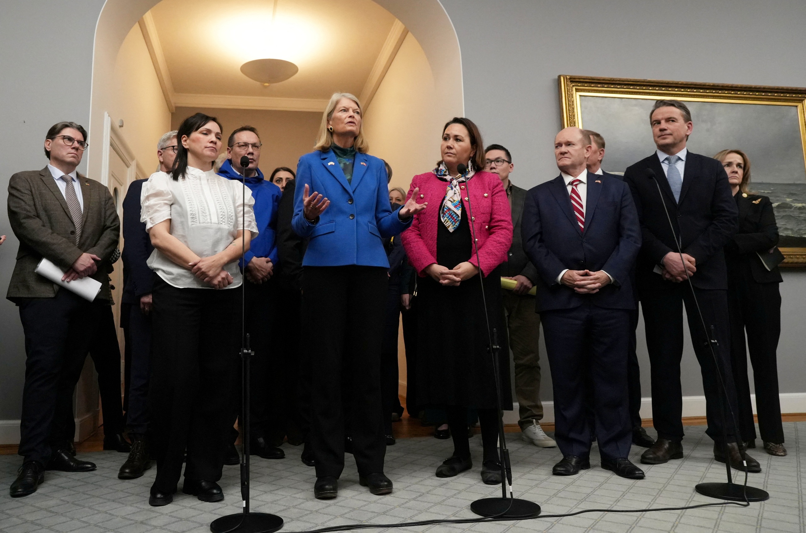 Nghị sĩ Mỹ tới Đan Mạch sau lời đe dọa của &ocirc;ng Trump về Greenland - Ảnh 1.