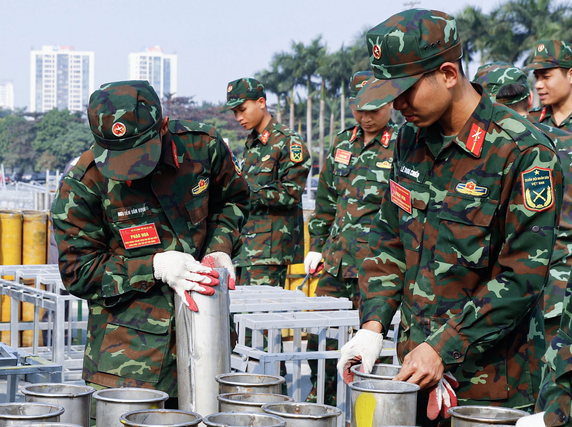 Cận cảnh trận địa 4.600 quả pháo hoa chào mừng Đại hội XIV của Đảng - Ảnh 4.