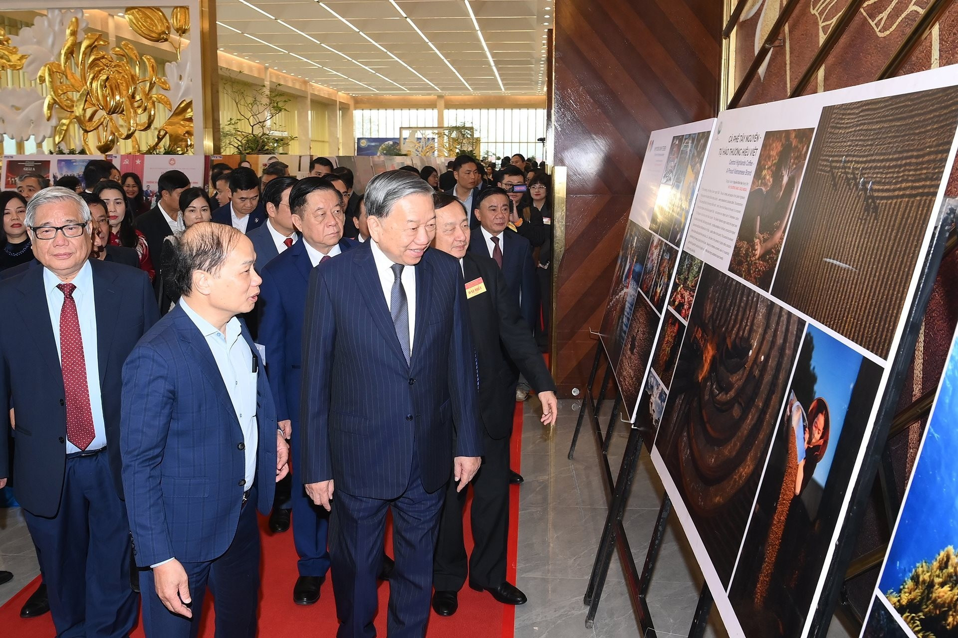 Khơi dậy tinh thần y&ecirc;u nước trong Đại hội Đảng: Thắng lợi mục ti&ecirc;u chiến lược mới - Ảnh 4.