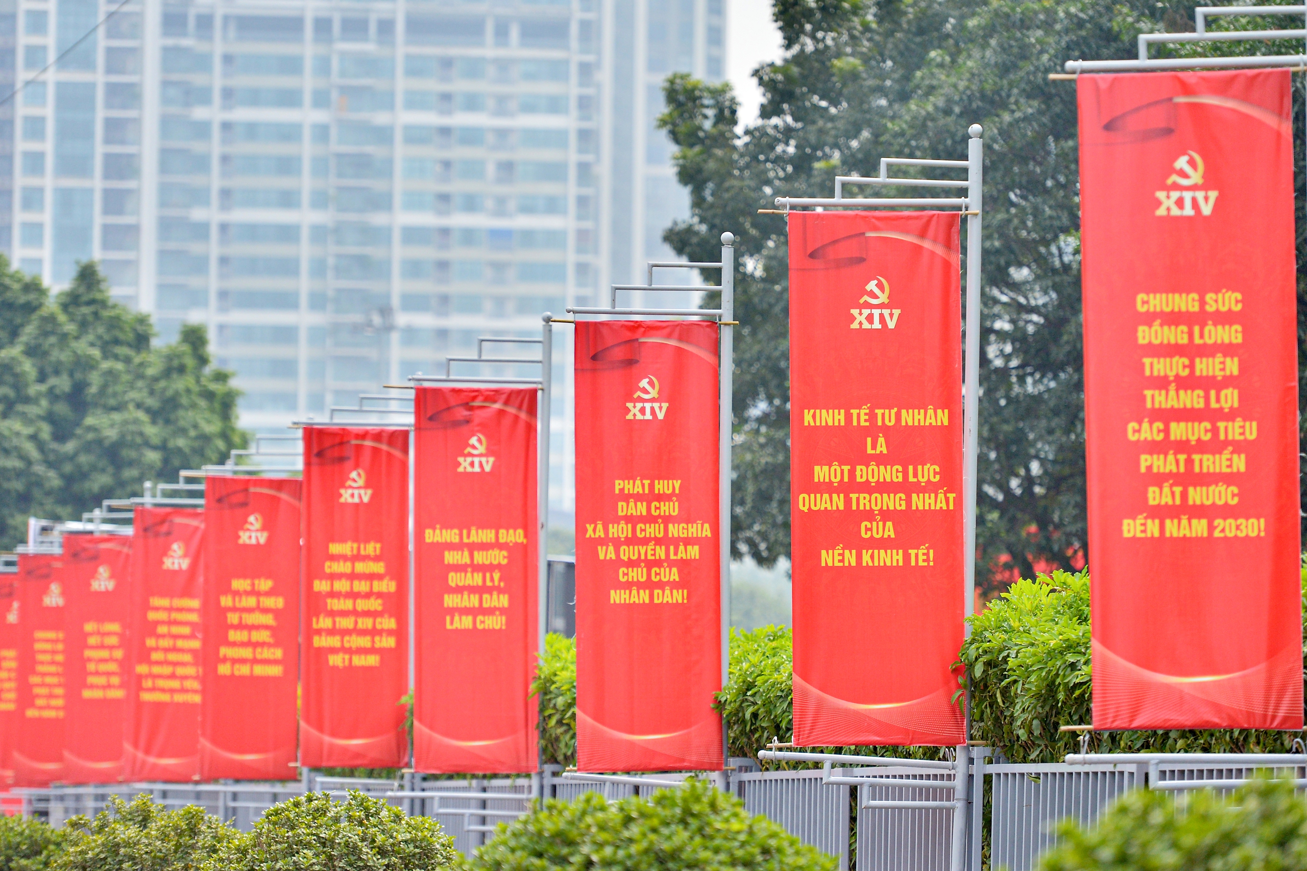 Hà Nội rực rỡ cờ hoa chào mừng Đại hội XIV của Đảng - Ảnh 10.