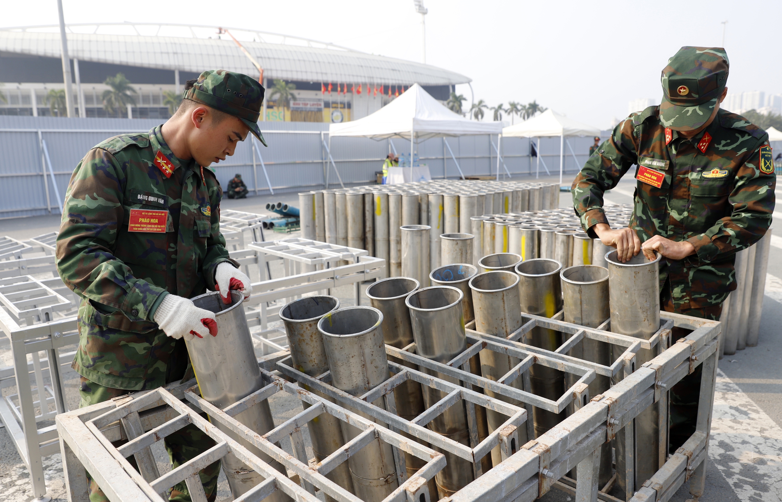 Hà Nội rực rỡ cờ hoa chào mừng Đại hội XIV của Đảng - Ảnh 16.