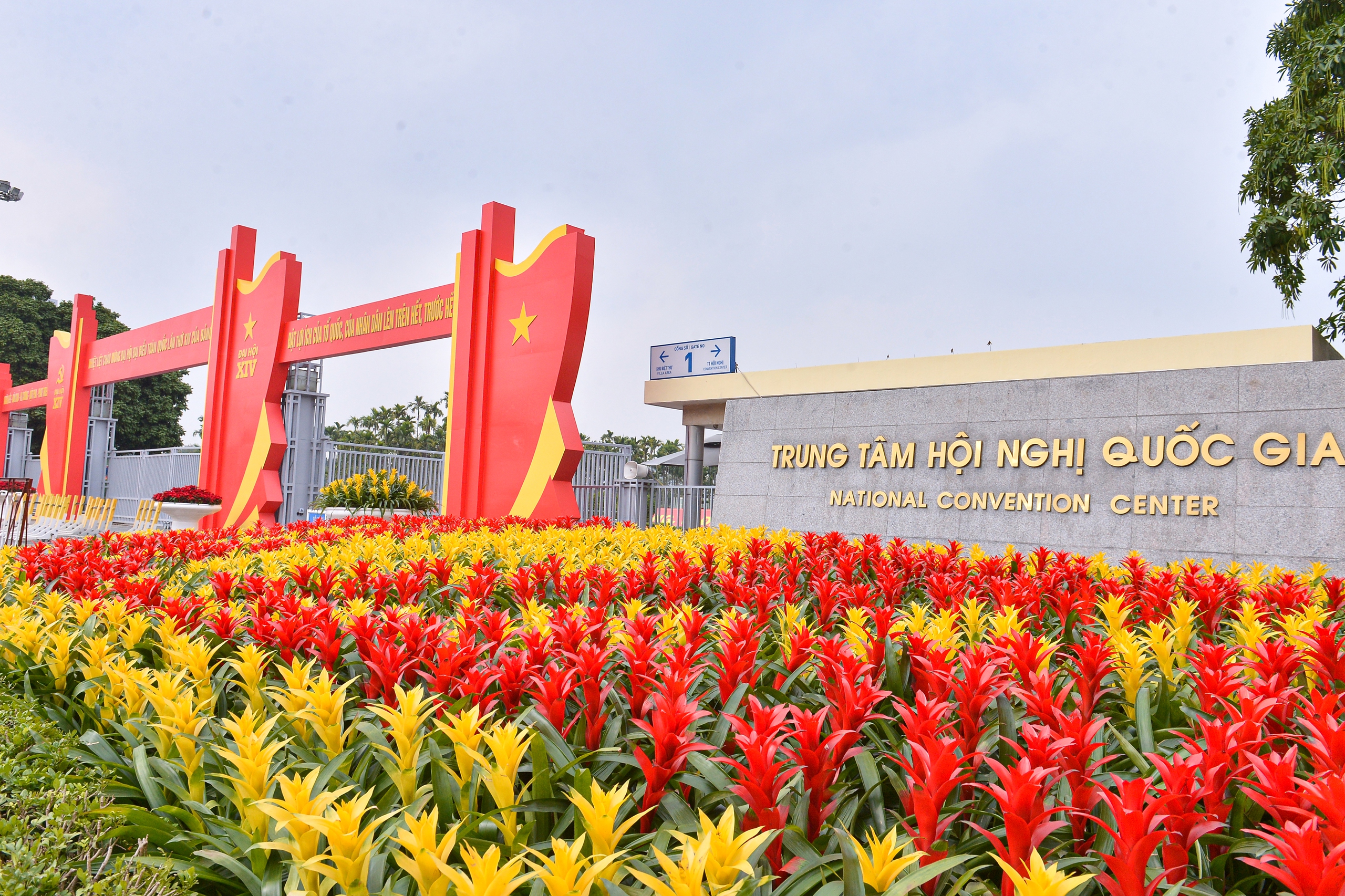 Hà Nội rực rỡ cờ hoa chào mừng Đại hội XIV của Đảng - Ảnh 2.