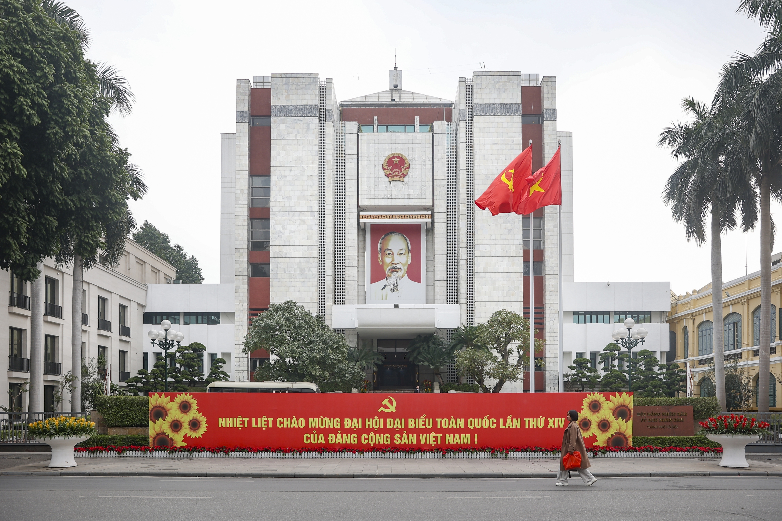 Hà Nội rực rỡ cờ hoa chào mừng Đại hội XIV của Đảng - Ảnh 6.