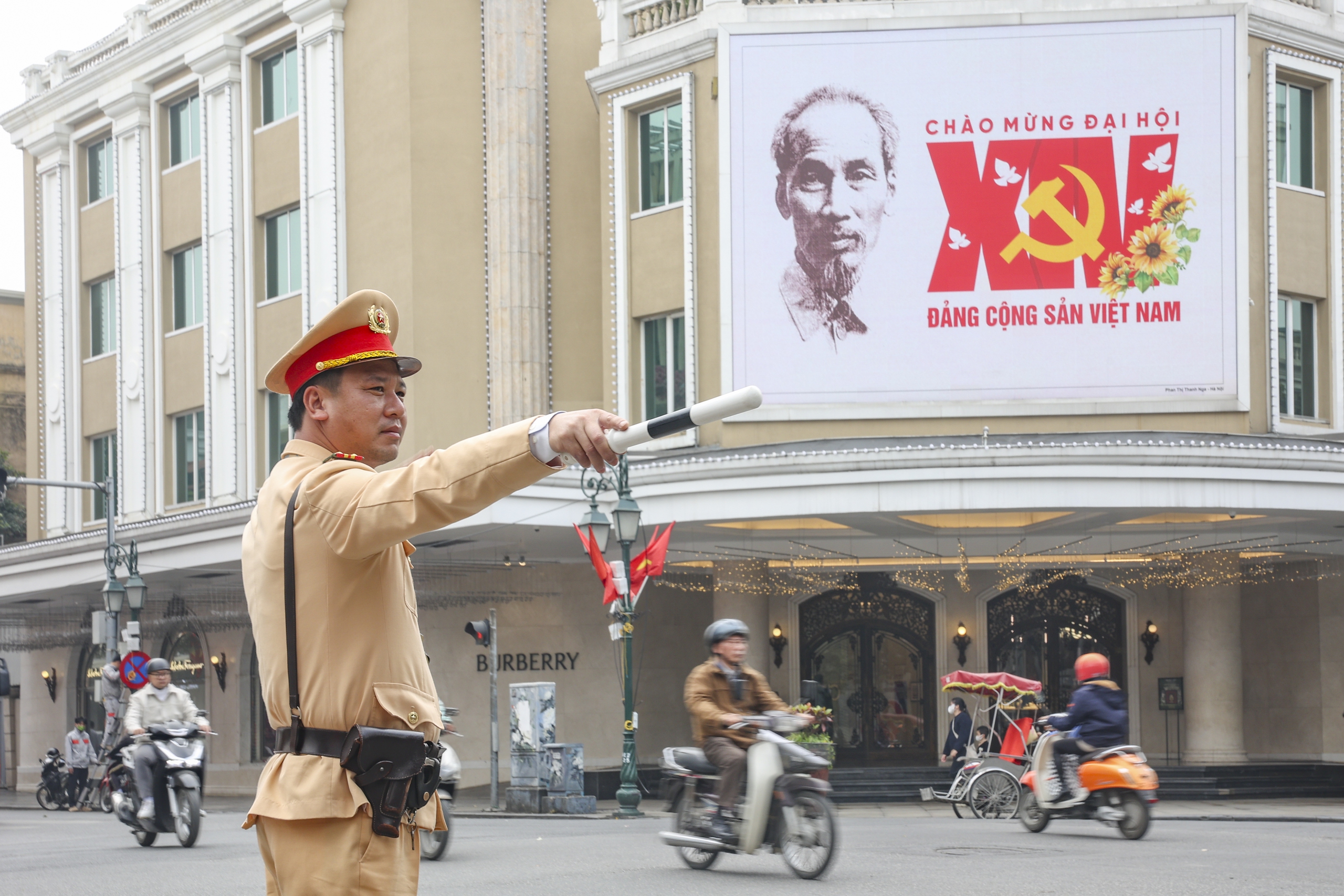 Hà Nội rực rỡ cờ hoa chào mừng Đại hội XIV của Đảng - Ảnh 8.