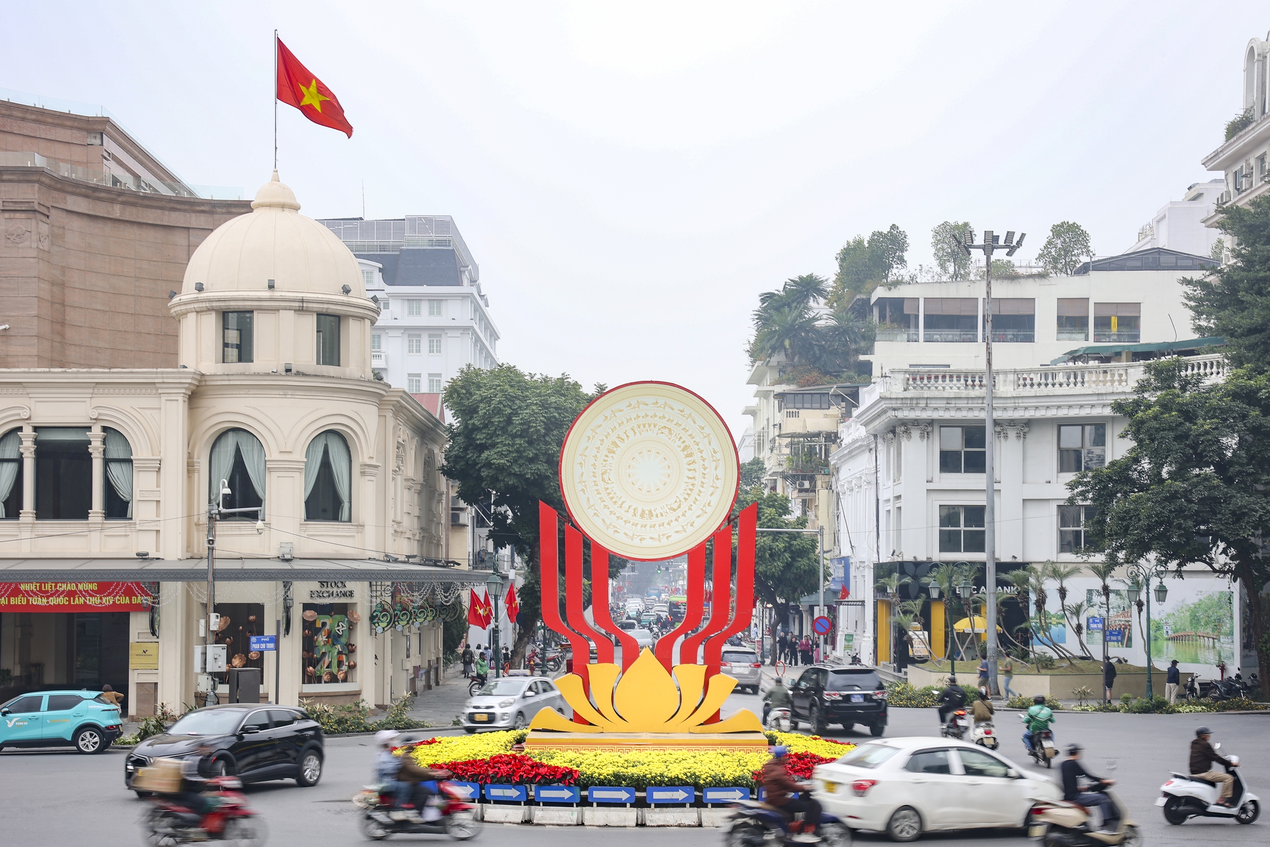 Hà Nội rực rỡ cờ hoa chào mừng Đại hội XIV của Đảng - Ảnh 9.