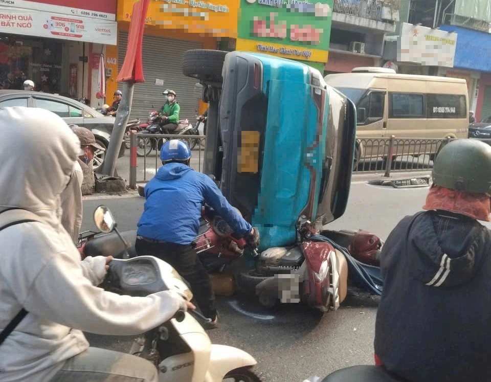 Taxi lật trên đường Hoàng Văn Thụ, người dân hỗ trợ giải cứu nạn nhân- Ảnh 2.